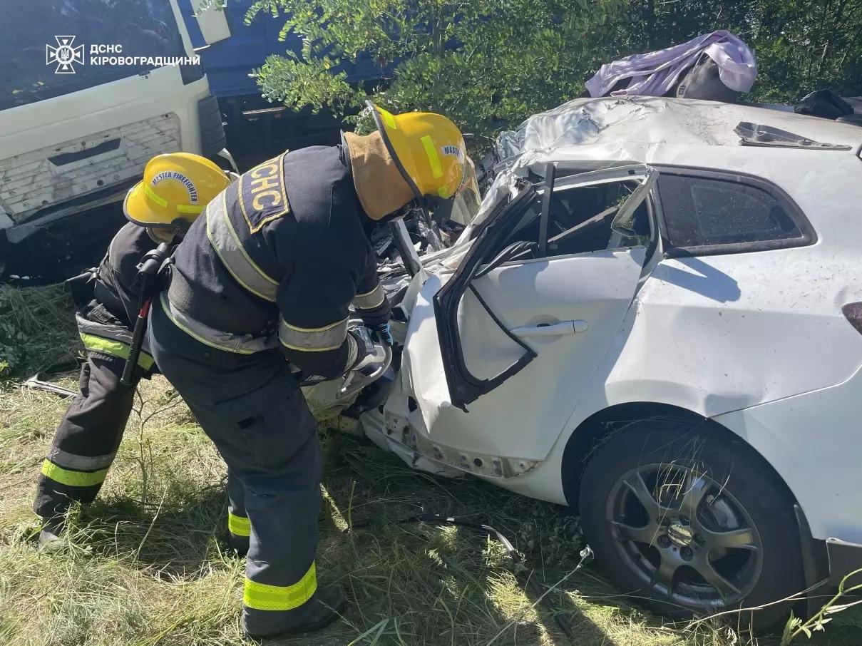 двоє людей загинули у Рено Меган на трасі в Кіровоградській області