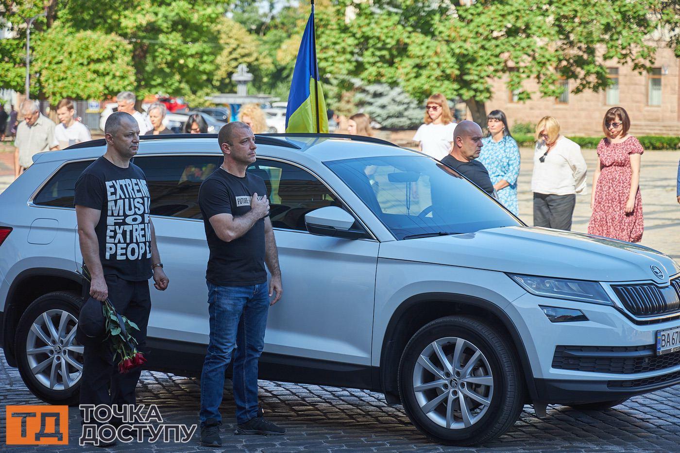 Жителі Кропивницького в скорботі прощалися із загиблими оборонцями.