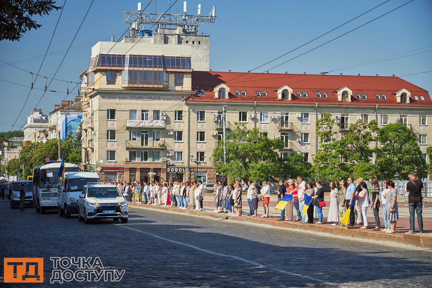 Містяни зібралися в Кропивницькому, щоб віддати шану полеглим героям.