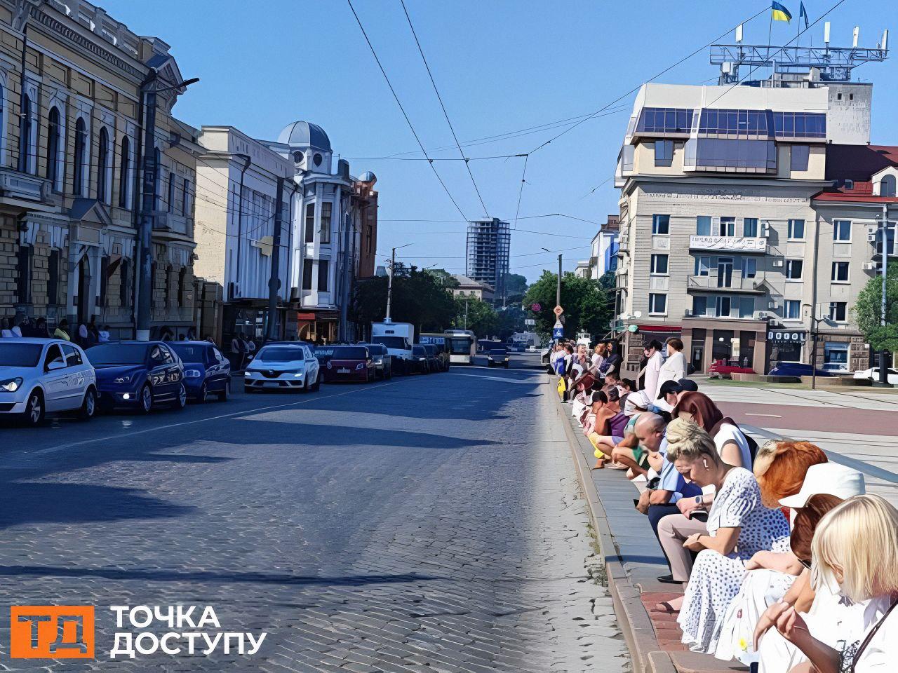 Площа Героїв Майдану під час хвилини мовчання 8 липня