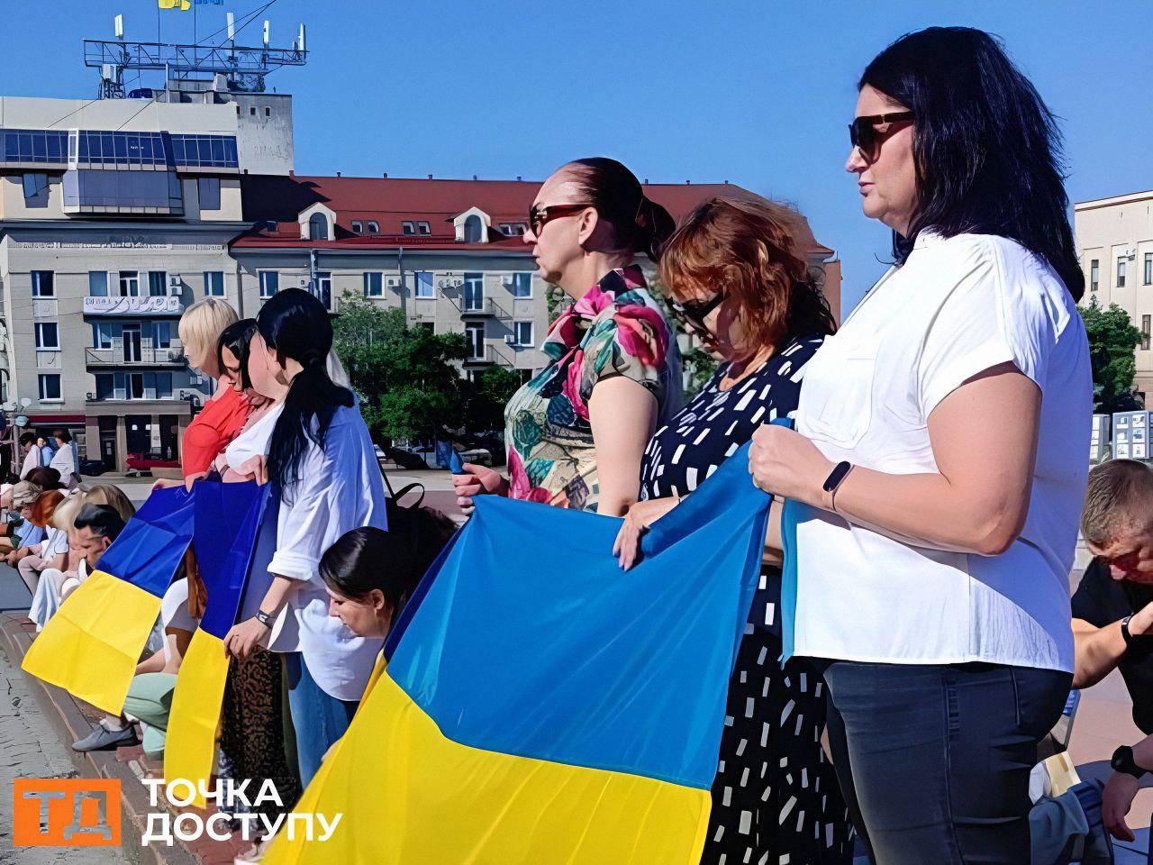 Площа в Кропивницькому, заповнена людьми, що прийшли попрощатися з Героями