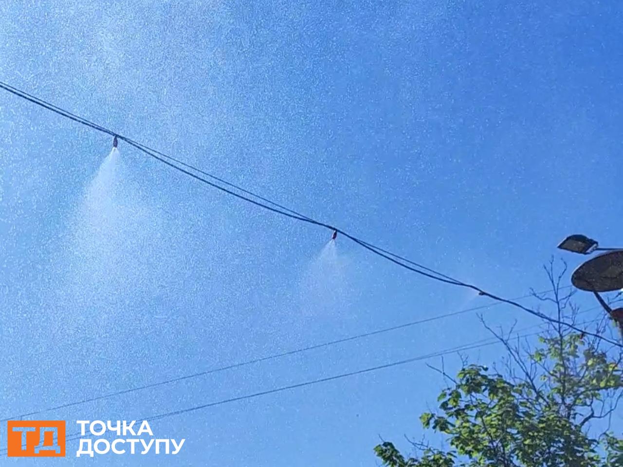 Розпилювачі води на площі Героїв Майдану