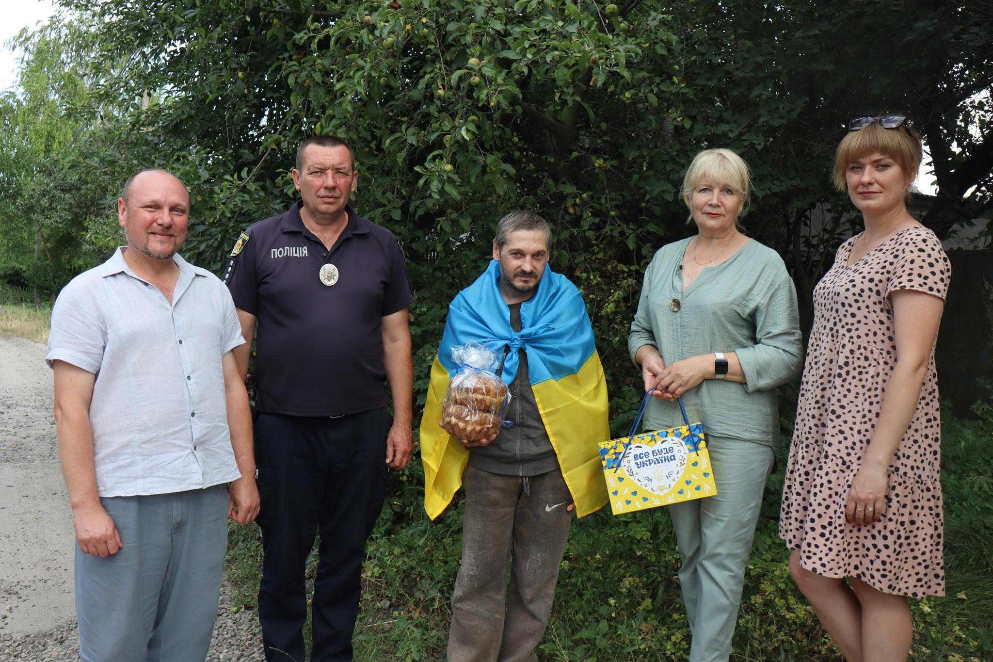 Зустріли звільненого з полону захисника Віктора Павленка