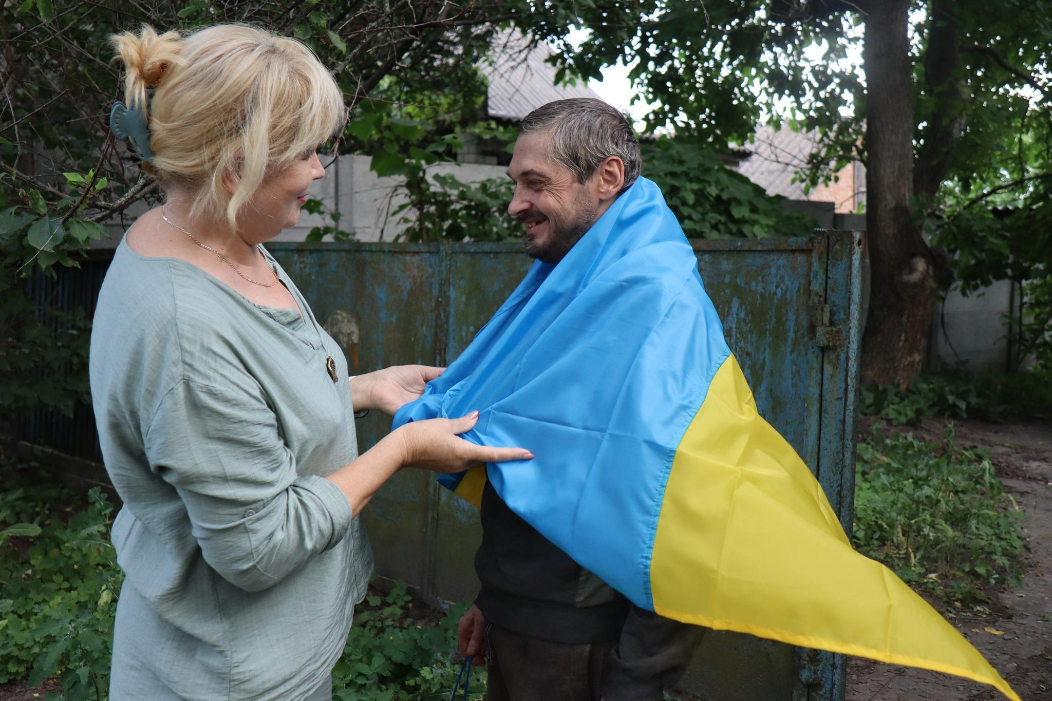 Зустріли захисника з полону
