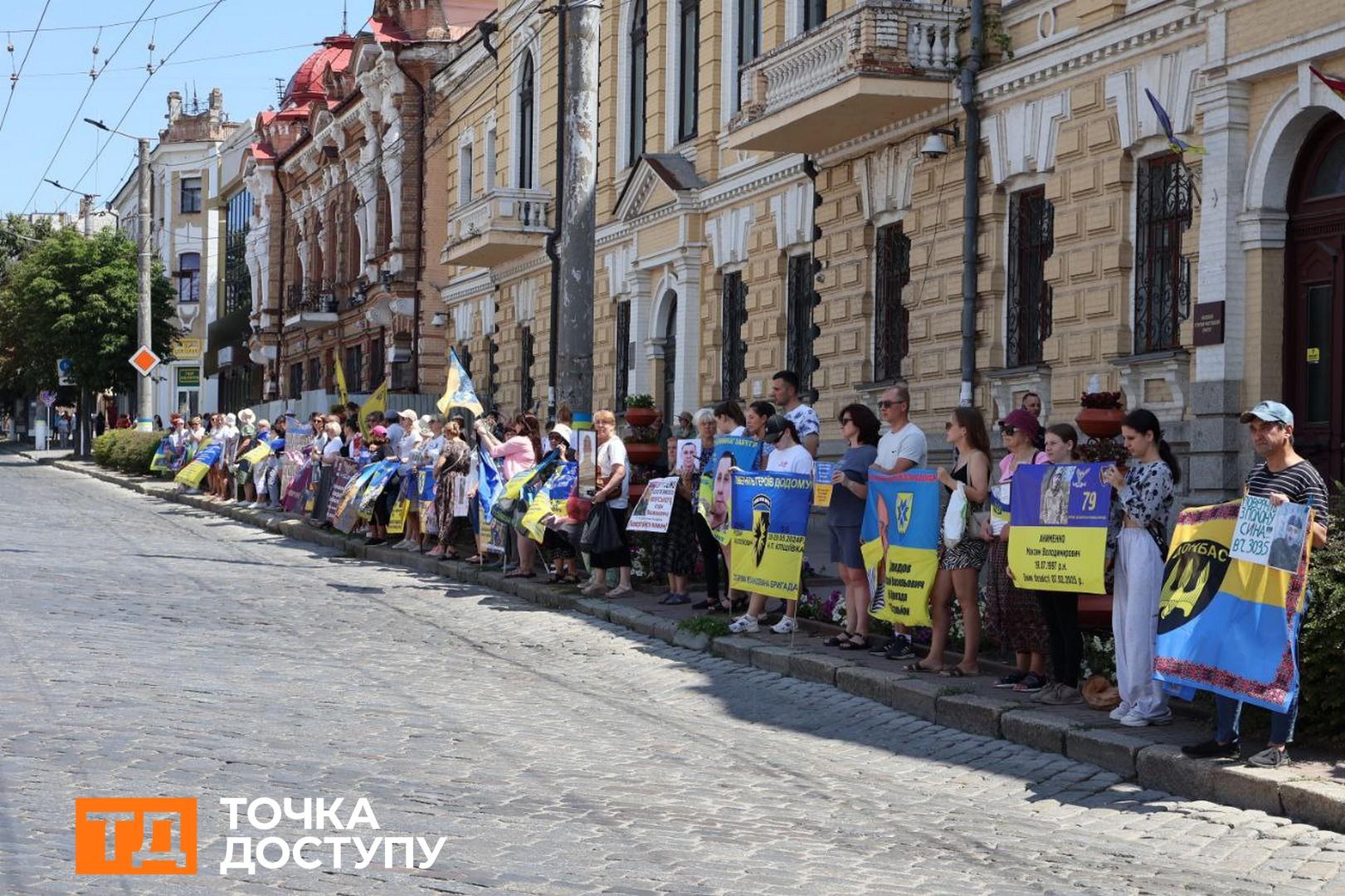 Люди вийшли щонедільну акцію "Не мoвчи! Пoлoн вбиває!"