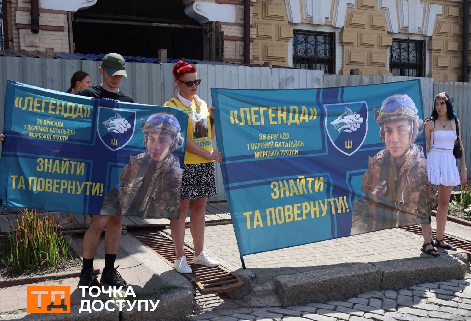 Жінка з портретом свого зниклого сина серед учасників акції на площі