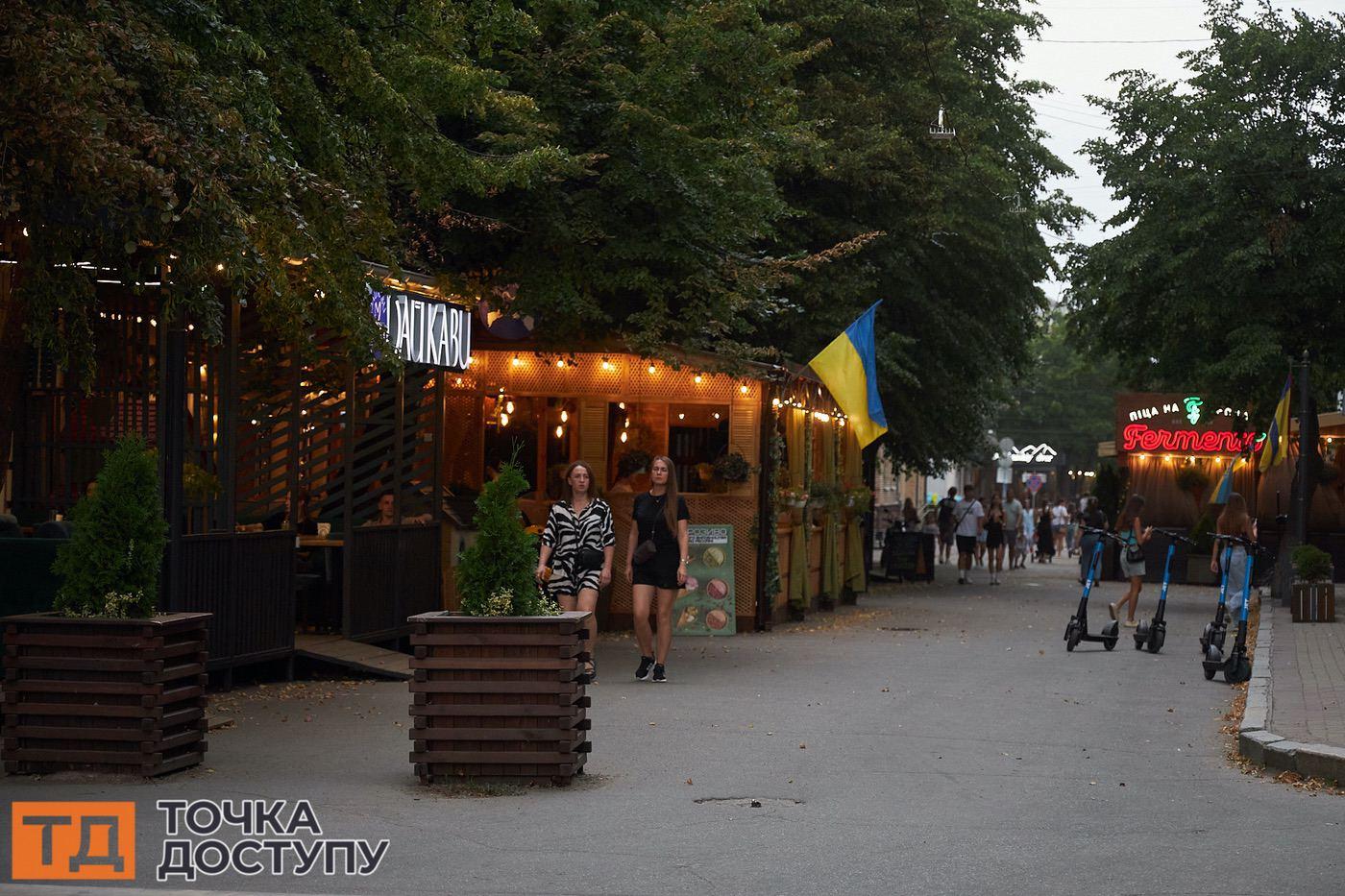 Вечірнє місто у Кропивницькому оживає вогнями.
