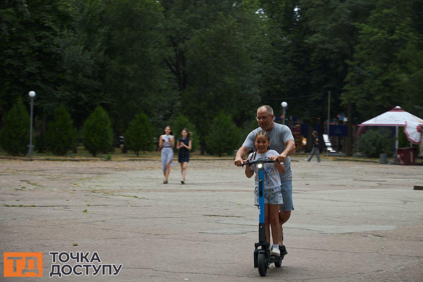 Вечірнє місто у парку Ковалівському