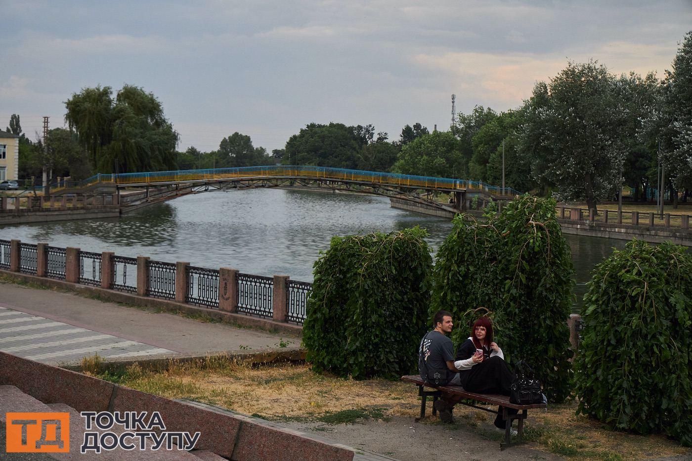 Вулиці вечірнього Кропивницького сяють вогнями.