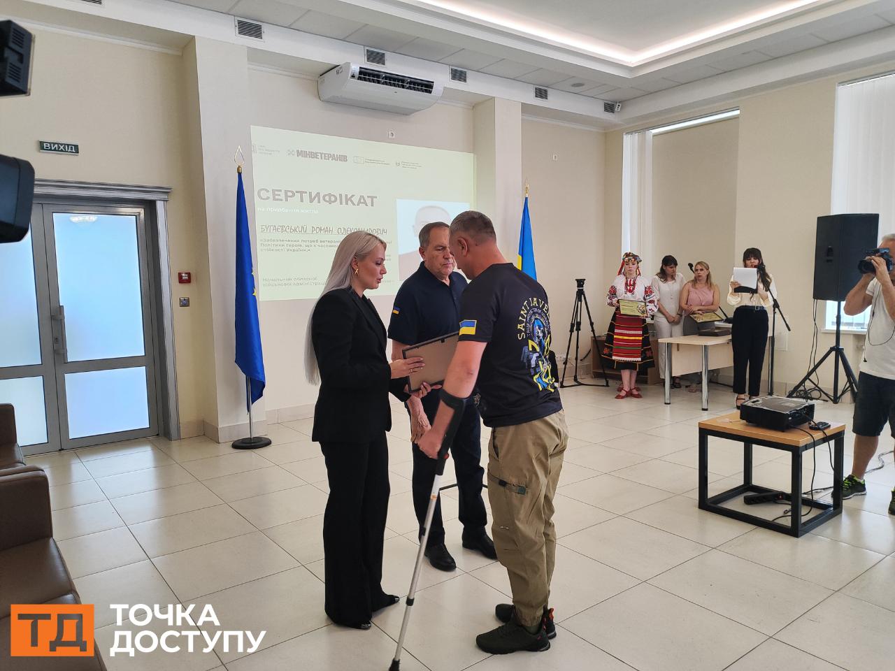 Ветеран війни отримує грошовий сертифікат на житло