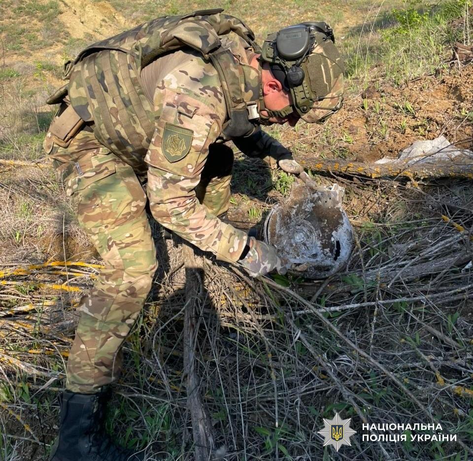 Бойова частина дрона застрягла в землі