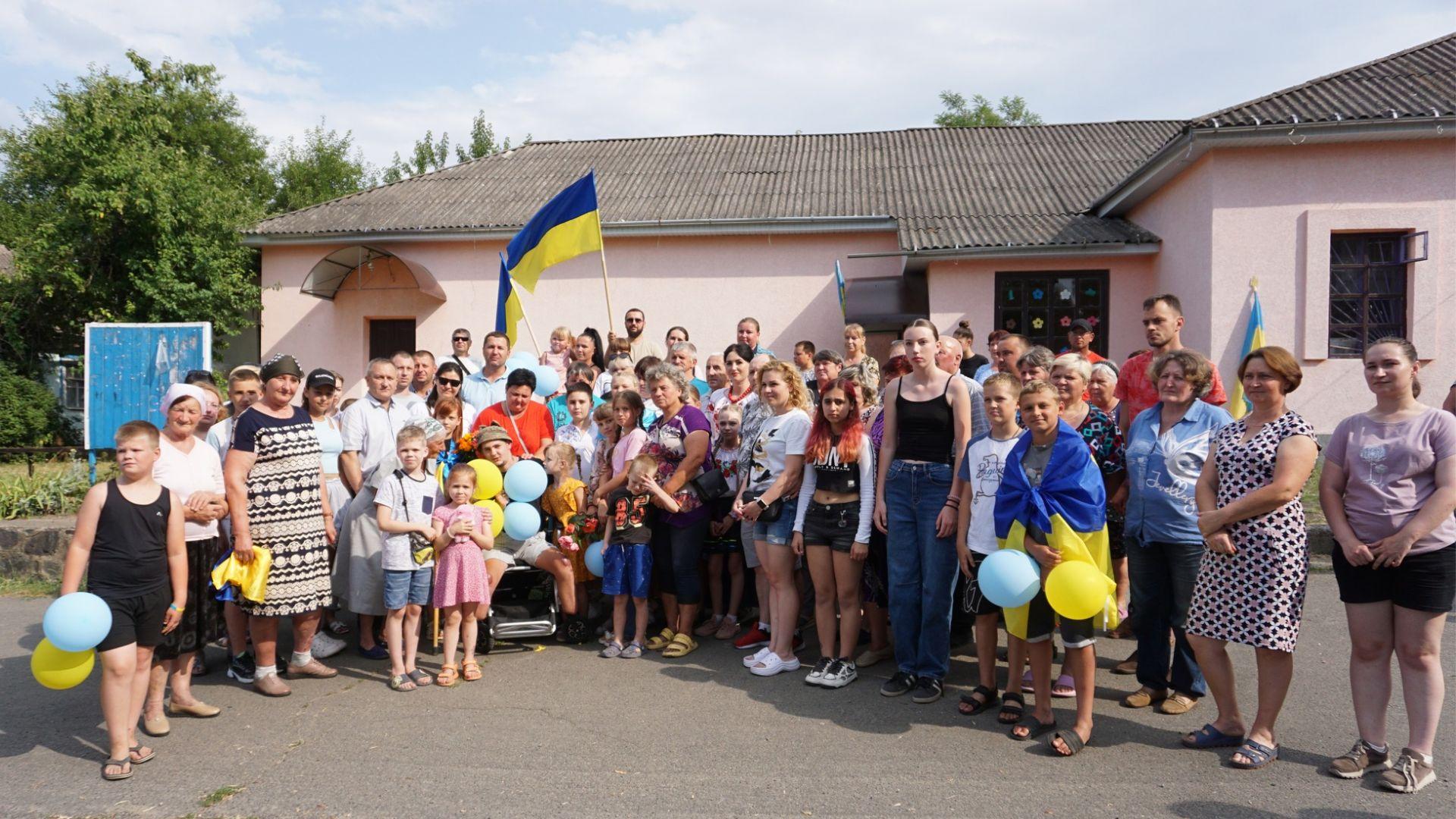 Двох захисників, які повернулися з полону, зустріли у громадах на Кіровоградщині