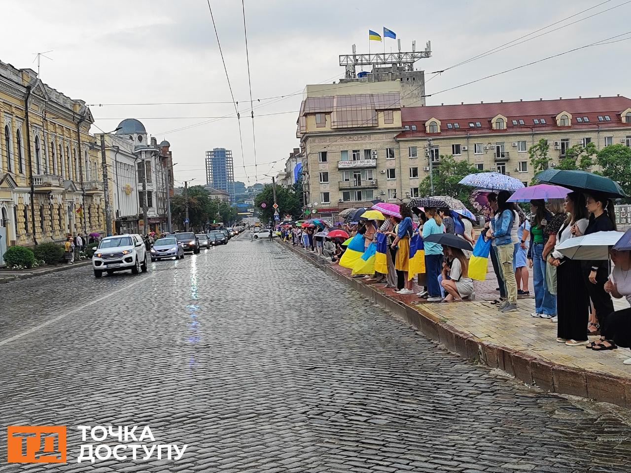 Кропивничани віддають шану полеглим захисникам під час хвилини мовчання