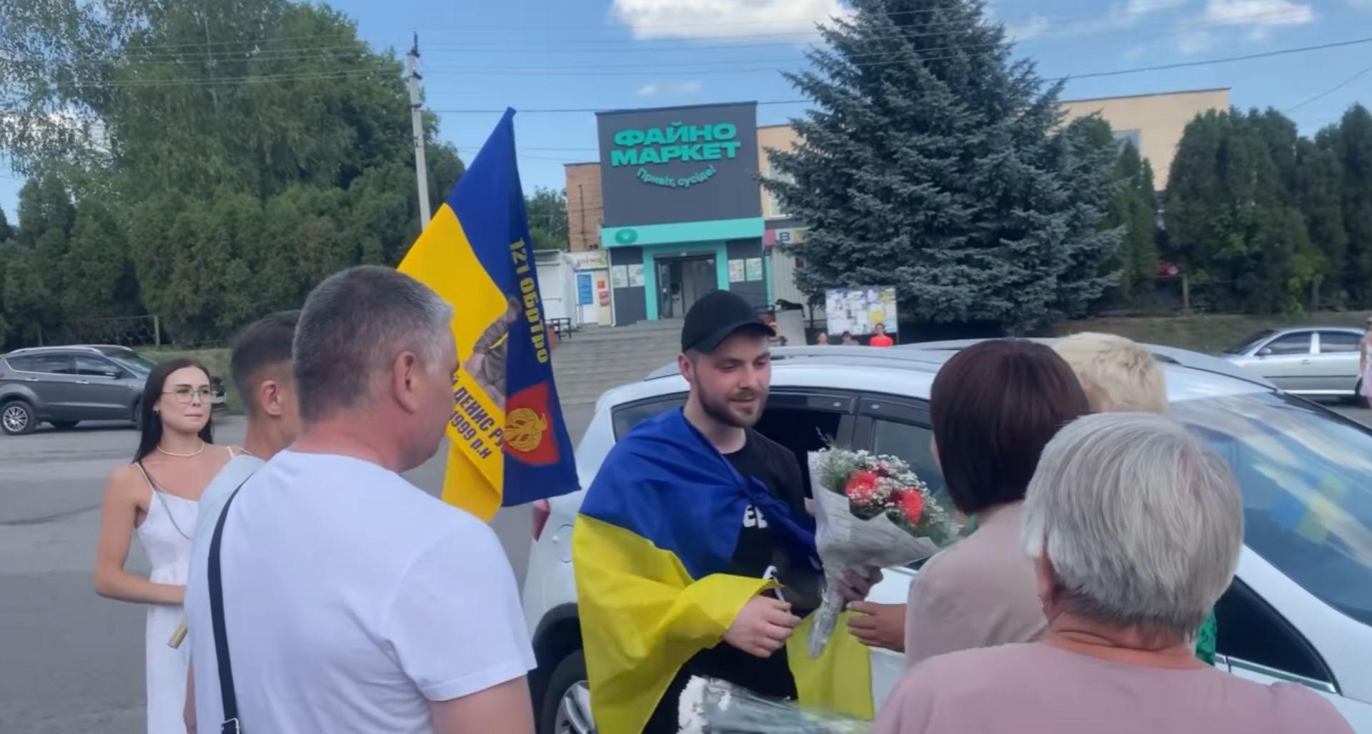 Двох захисників, які повернулися з полону, зустріли у громадах на Кіровоградщині