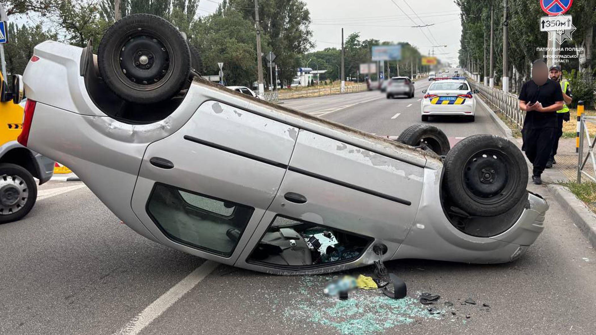 Перекинулася автівка