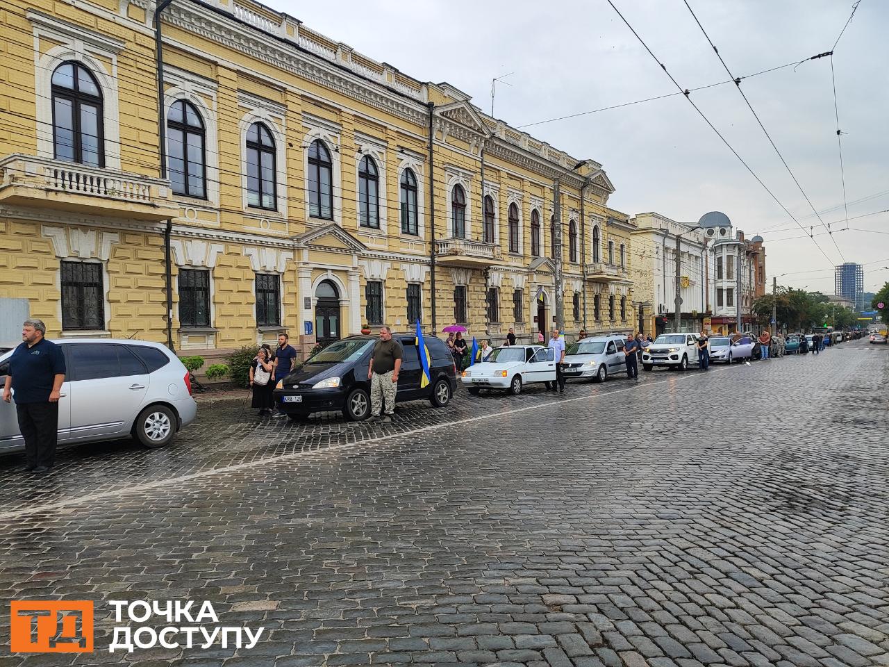 Траурний кортеж під час хвилини мовчання у Кропивницькому