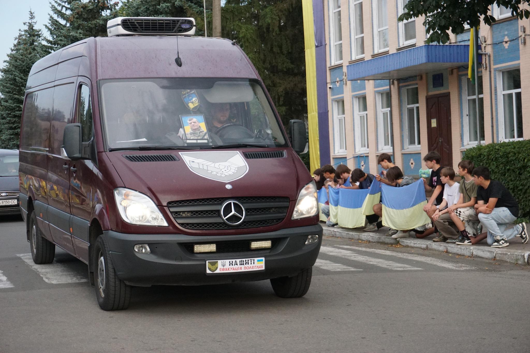 У Гайворонській громаді попрощалися з капітаном Євгеном Базевичем, який загинув на Херсонщині