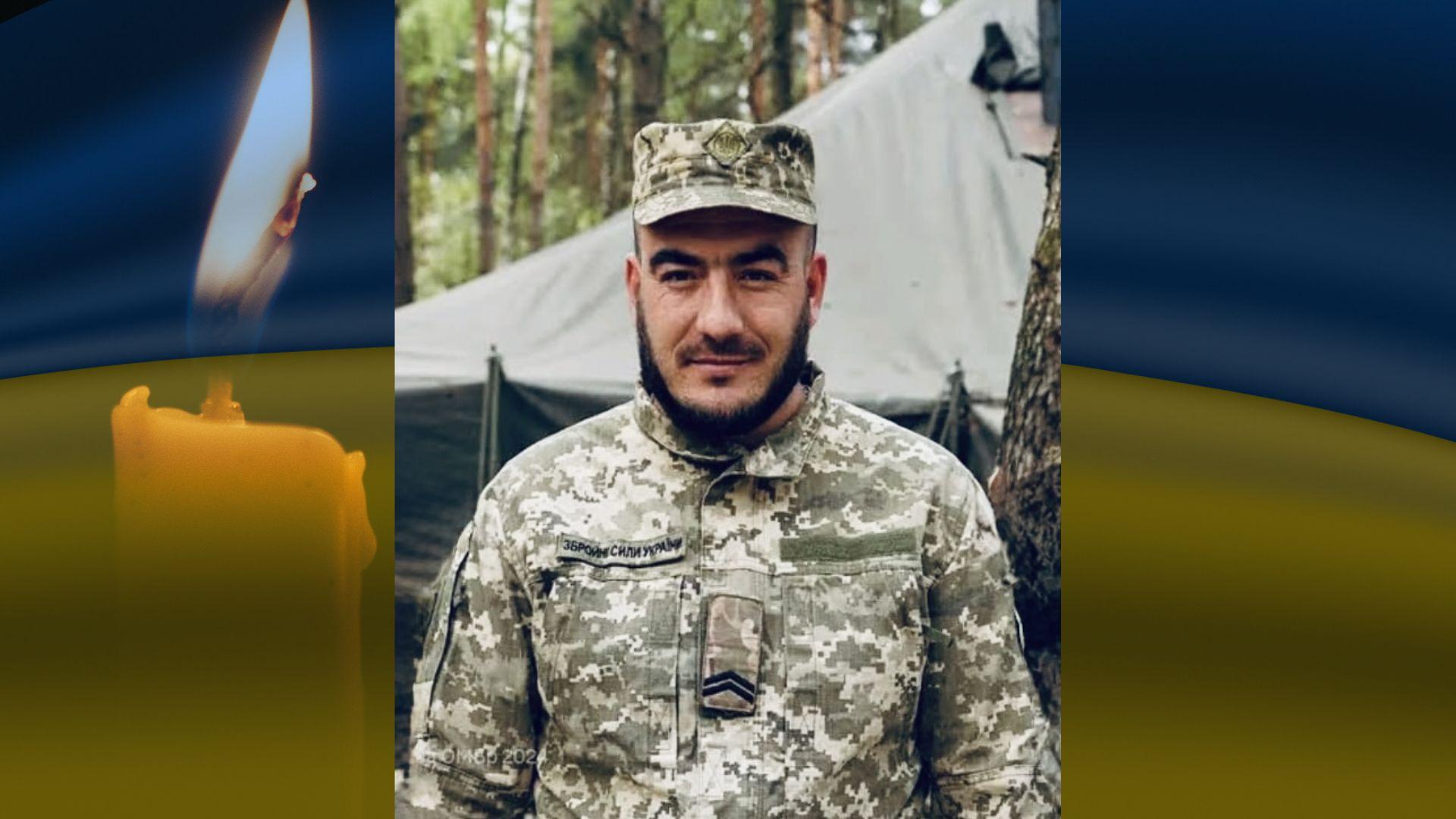 Про загибель військових повідомили в чотирьох громадах Кіровоградської області  Точка доступу публікує імена військових, про загибель і смерть яких стало відомо сьогодні, 22 липня.    Великосеверинівська громада повідомила про загибель захисника Павла Литвиненка.   Павло Литвиненко народився 1991 року в селі Оситняжка. Навчався в Оситнязькій школі та в ПТУ №2 у Кропивницькому. Працював на підприємстві “МП Октан”,  агроцентрі “Фаворит”. 28 лютого 2022 року чоловік добровільно став на захист країни.   Був командиром відділення управління гаубичного самохідно-артилерійського дивізіону. Брав участь у бойових діях у містах Березнегувате, Бахмут, Соледар, Дергачі та на території Курської області.    Воїн загинув 20 липня в районі села Могриця Сумської області, внаслідок серцевого нападу.    За службу Павло Литвиненко був нагороджений медаллю “Захиснику Вітчизни”,  медаллю “Незламним Героям Російсько-Української війни”, хрестом “Честь і слава”, відзнакою Президента України “За оборону України”.     У Героя залишилися дружина, син, дві доньки й теща.   Піщанобрідська сільська рада повідомила про загибель військового Андрія Гала.   Андрій Гал був жителем села Олексіївка.    Голованівська селищна рада повідомила, що на фронті загинув воїн  Олександр Зеленський.   Народився Олександр Зеленський 22 жовтня 1971 року в селі Вербівка Новоархангельського району. Закінчив середню школу в селі Ятрань Новоархангельського  району.    Навчався в Олександрійському педагогічному училищі, після закінчення якого  працював вчителем Ємилівської філії, згодом вступив до  Миколаївського педагогічного університету. Після його закінчення працював завідувачем Ємилівської та Наливайківської філій.   В лютому 2022 року Олександр Зелененький був призваний на військову службу за мобілізацією. Служив командиром відділення механізованого батальйону військової частини.   17 серпня 2023 року під час виконання бойового завдання на Харківщині захисник зник безвісти. Майже через 2 роки його тіло було повернуто в рамках обміну тілами та ідентифіковано.   Олександрівська громада повідомила про загибель жителя села Нова Осота Володимира Болюка. Штаб-сержант проходив службу водієм відділення протитанкових ракетних комплексів взводу протитанкових ракетних комплексів роти протитанкових ракетних комплексів.  Загинув 11 березня 2025 року в районі села Малинівка Донецької області. У Володимира залишилися діти, дружина, мама і брат.   Розпорядженням селищного голови на території Олександрівської громади 23 липня оголошено День жалоби.   Читайте також: Із захисником Андрієм Березичем попрощалися у Кропивницькому: в центрі міста зупинився траурний кортеж