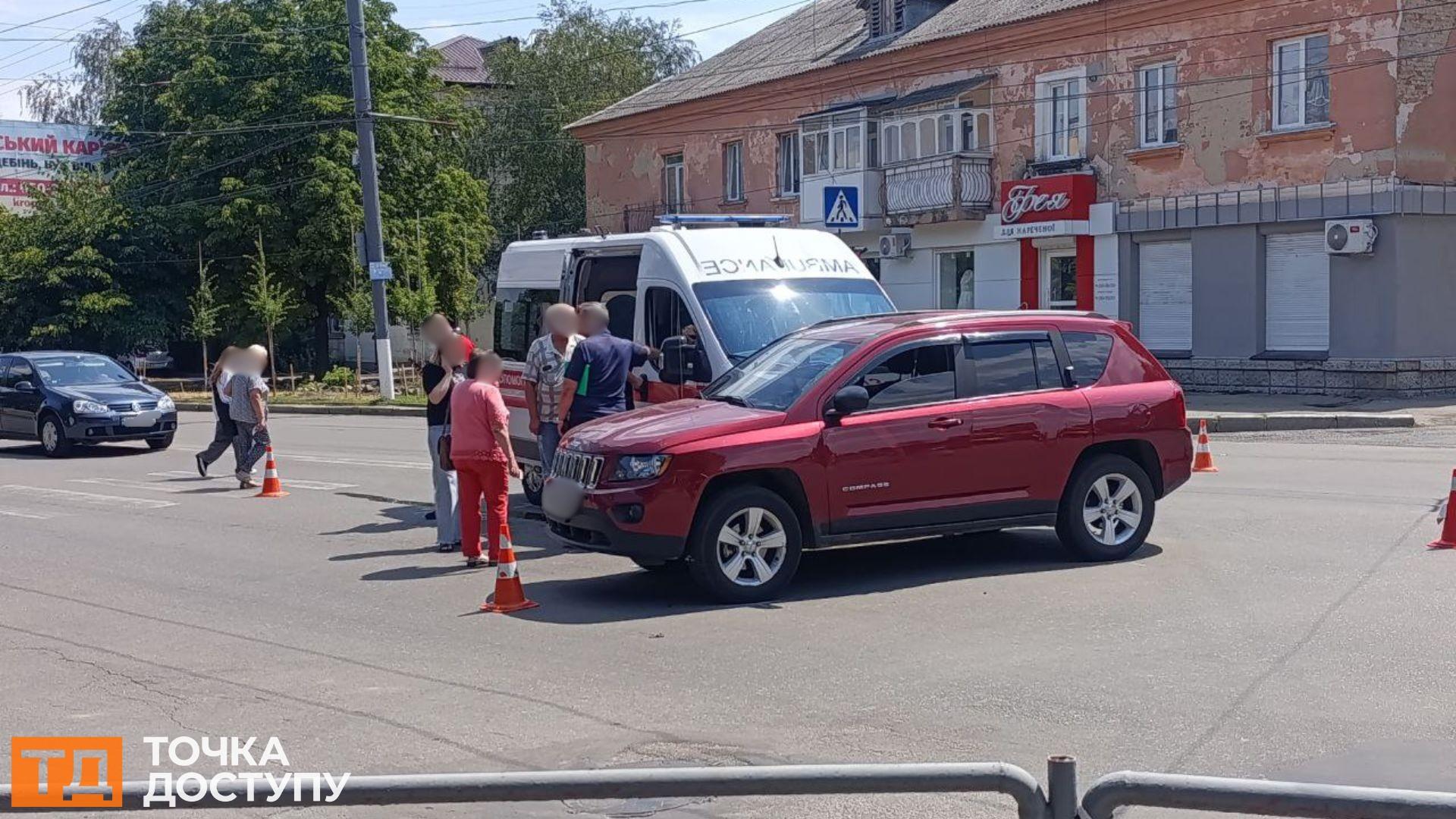 У Кропивницькому зіткнулися "швидка" та Jeep: обійшлося без травмованих