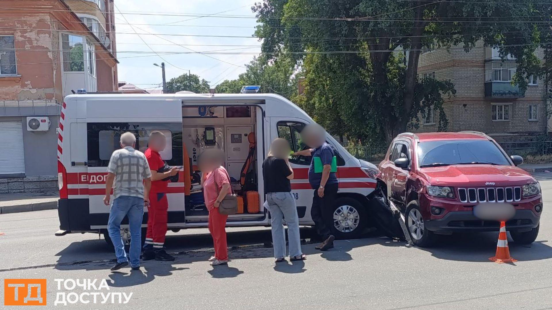 У Кропивницькому зіткнулися "швидка" та Jeep: обійшлося без травмованих
