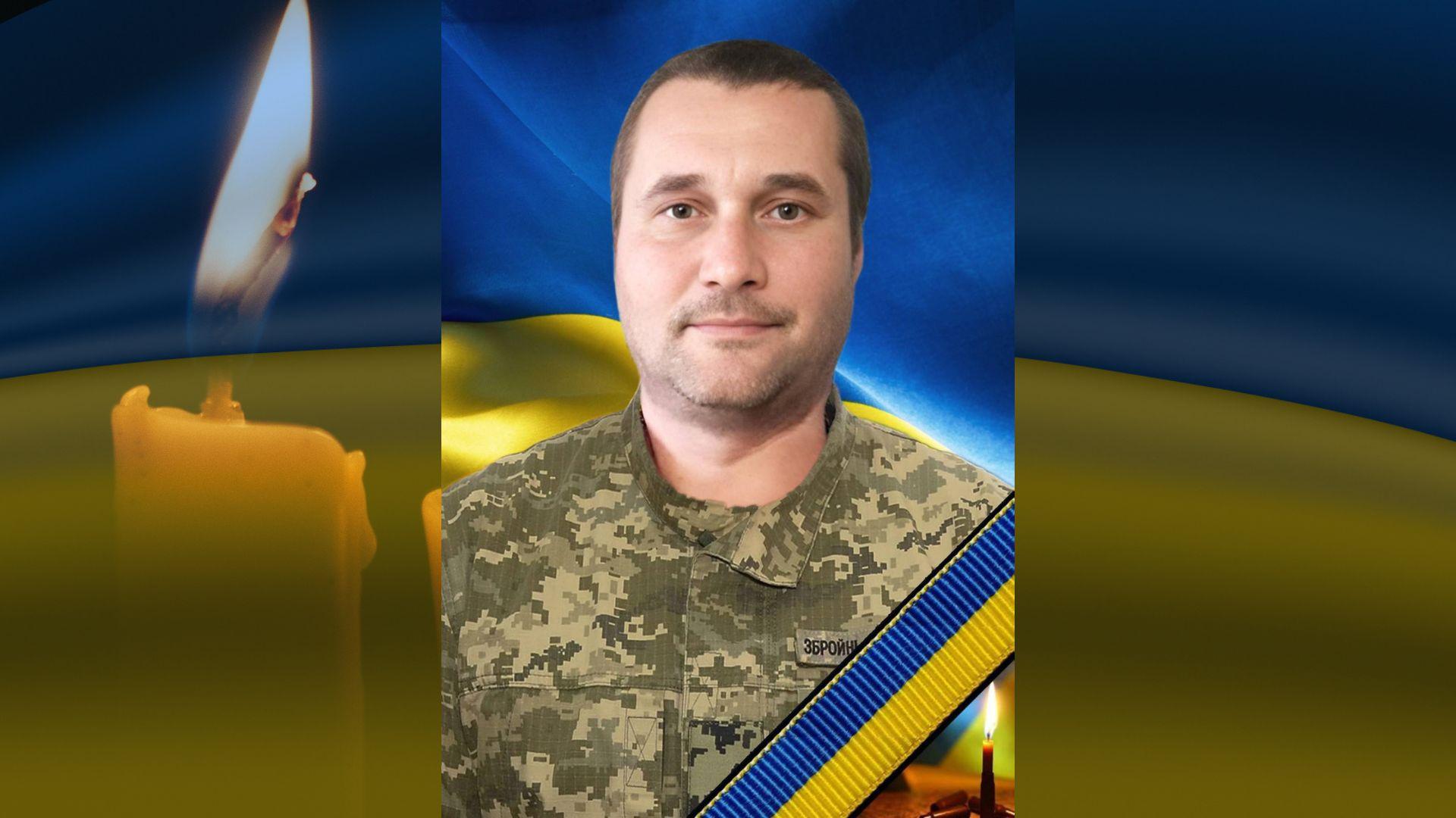 Про загибель військових повідомили в чотирьох громадах Кіровоградської області  Точка доступу публікує імена військових, про загибель і смерть яких стало відомо сьогодні, 22 липня.    Великосеверинівська громада повідомила про загибель захисника Павла Литвиненка.   Павло Литвиненко народився 1991 року в селі Оситняжка. Навчався в Оситнязькій школі та в ПТУ №2 у Кропивницькому. Працював на підприємстві “МП Октан”,  агроцентрі “Фаворит”. 28 лютого 2022 року чоловік добровільно став на захист країни.   Був командиром відділення управління гаубичного самохідно-артилерійського дивізіону. Брав участь у бойових діях у містах Березнегувате, Бахмут, Соледар, Дергачі та на території Курської області.    Воїн загинув 20 липня в районі села Могриця Сумської області, внаслідок серцевого нападу.    За службу Павло Литвиненко був нагороджений медаллю “Захиснику Вітчизни”,  медаллю “Незламним Героям Російсько-Української війни”, хрестом “Честь і слава”, відзнакою Президента України “За оборону України”.     У Героя залишилися дружина, син, дві доньки й теща.   Піщанобрідська сільська рада повідомила про загибель військового Андрія Гала.   Андрій Гал був жителем села Олексіївка.    Голованівська селищна рада повідомила, що на фронті загинув воїн  Олександр Зеленський.   Народився Олександр Зеленський 22 жовтня 1971 року в селі Вербівка Новоархангельського району. Закінчив середню школу в селі Ятрань Новоархангельського  району.    Навчався в Олександрійському педагогічному училищі, після закінчення якого  працював вчителем Ємилівської філії, згодом вступив до  Миколаївського педагогічного університету. Після його закінчення працював завідувачем Ємилівської та Наливайківської філій.   В лютому 2022 року Олександр Зелененький був призваний на військову службу за мобілізацією. Служив командиром відділення механізованого батальйону військової частини.   17 серпня 2023 року під час виконання бойового завдання на Харківщині захисник зник безвісти. Майже через 2 роки його тіло було повернуто в рамках обміну тілами та ідентифіковано.   Олександрівська громада повідомила про загибель жителя села Нова Осота Володимира Болюка. Штаб-сержант проходив службу водієм відділення протитанкових ракетних комплексів взводу протитанкових ракетних комплексів роти протитанкових ракетних комплексів.  Загинув 11 березня 2025 року в районі села Малинівка Донецької області. У Володимира залишилися діти, дружина, мама і брат.   Розпорядженням селищного голови на території Олександрівської громади 23 липня оголошено День жалоби.   Читайте також: Із захисником Андрієм Березичем попрощалися у Кропивницькому: в центрі міста зупинився траурний кортеж