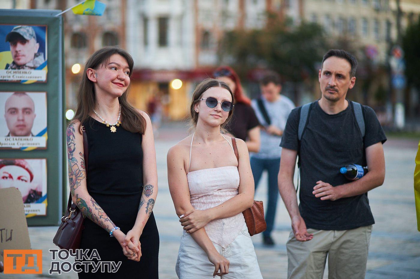 У Кропивницькому громадськість вийшла підтримати антикорупційні органи, вимагаючи їхньої незалежності.