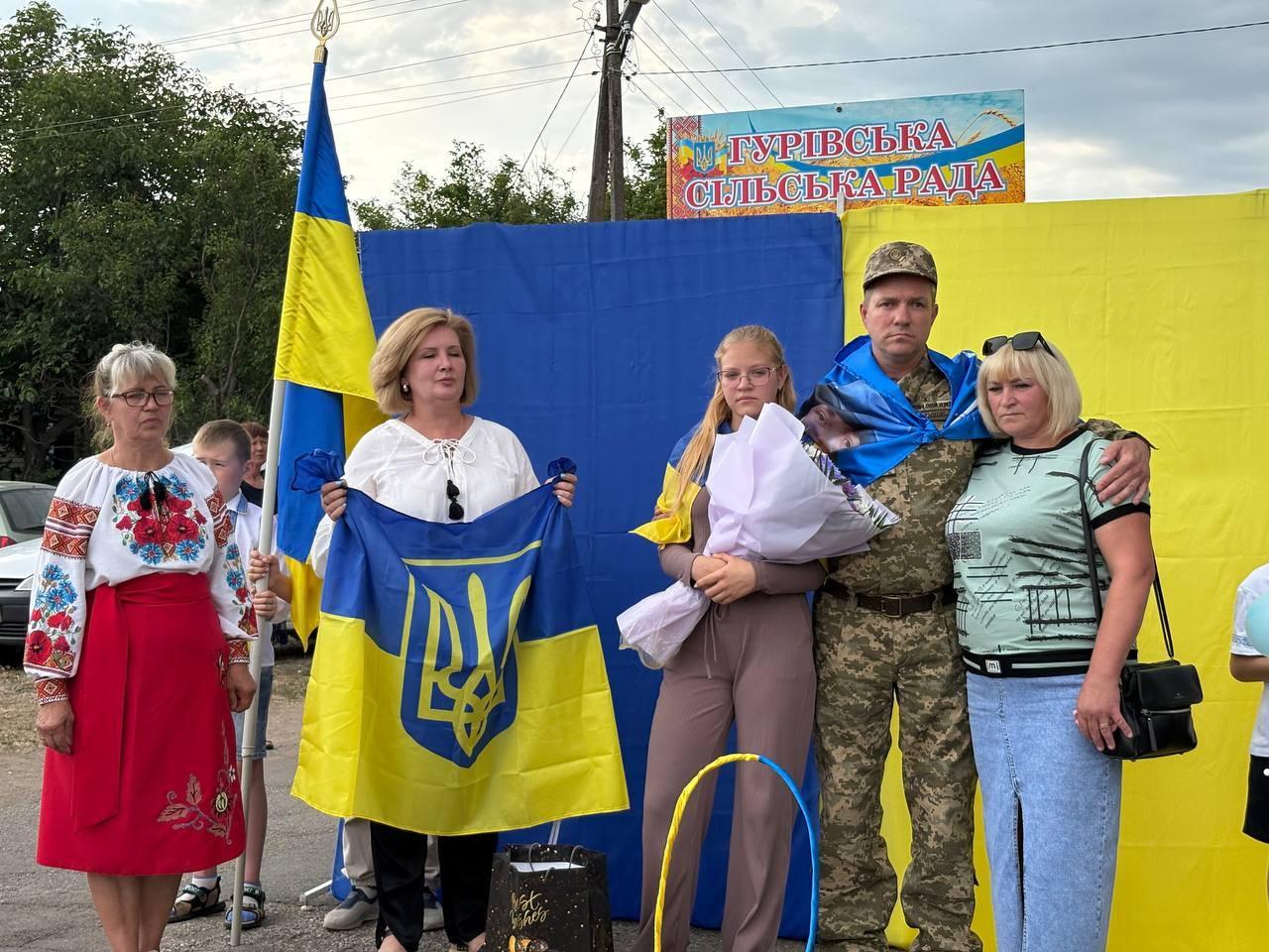 Зустріли звільненого з полону військового