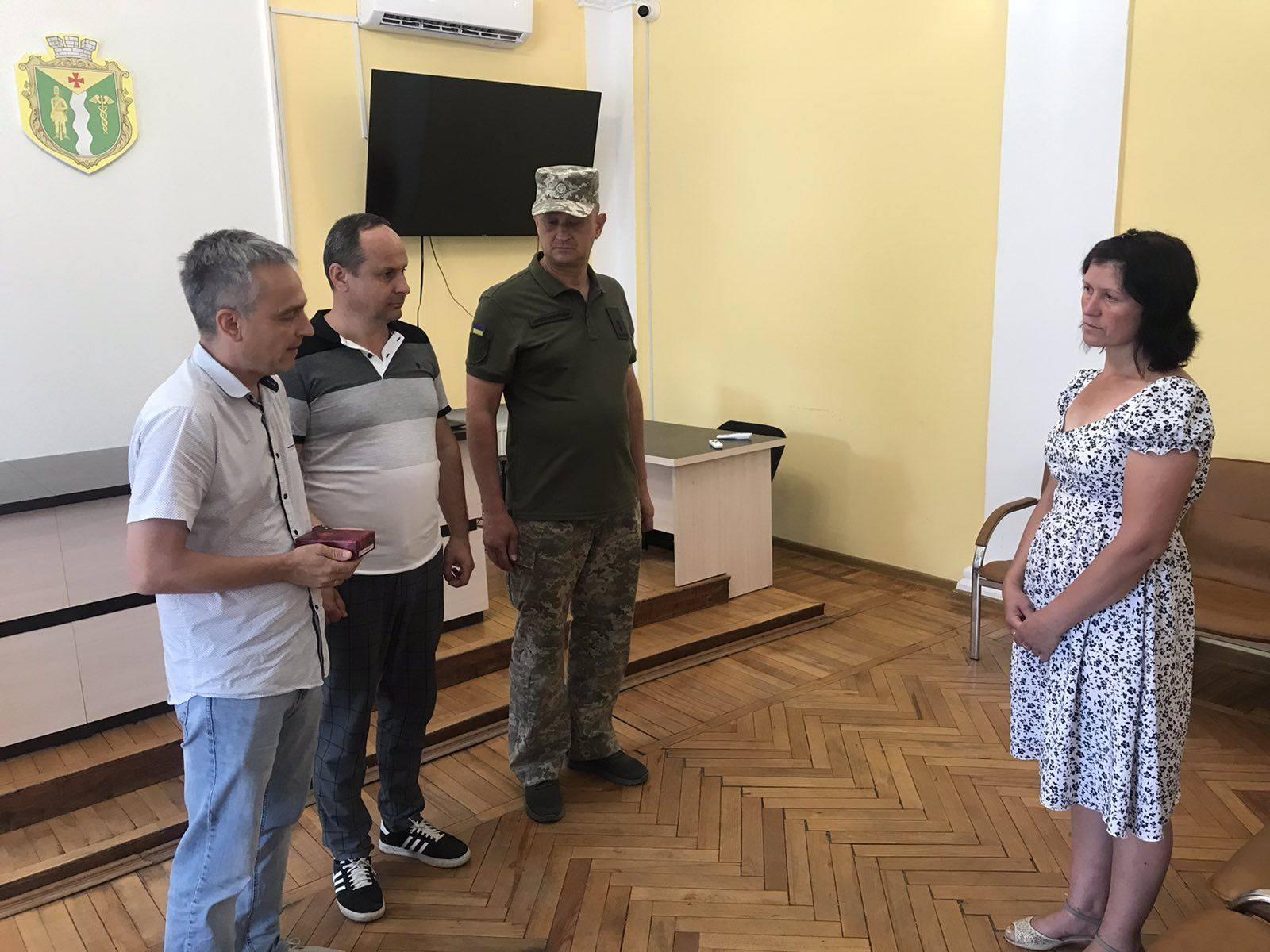 родинам загиблих на війні захисників з Кіровоградщини передали нагороди