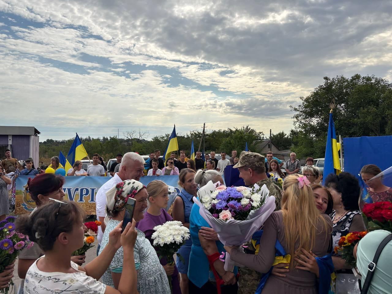 Зустріли звільненого з полону Сергія Іващенка