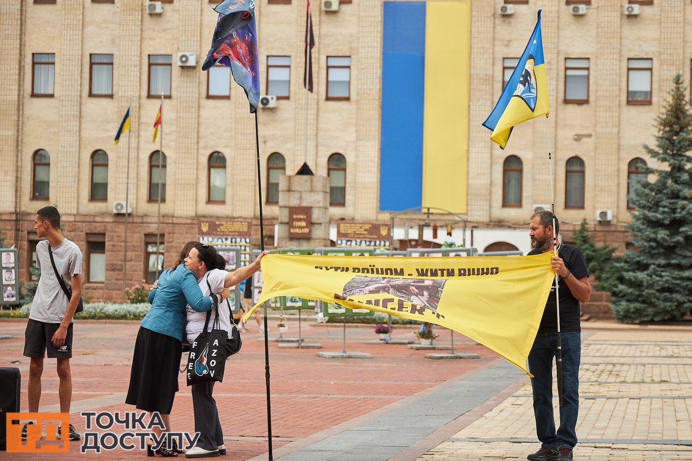 У центрі Кропивницького провели традиційну акцію на підтримку захисників, які перебувають у полоні або вважаються зниклими.