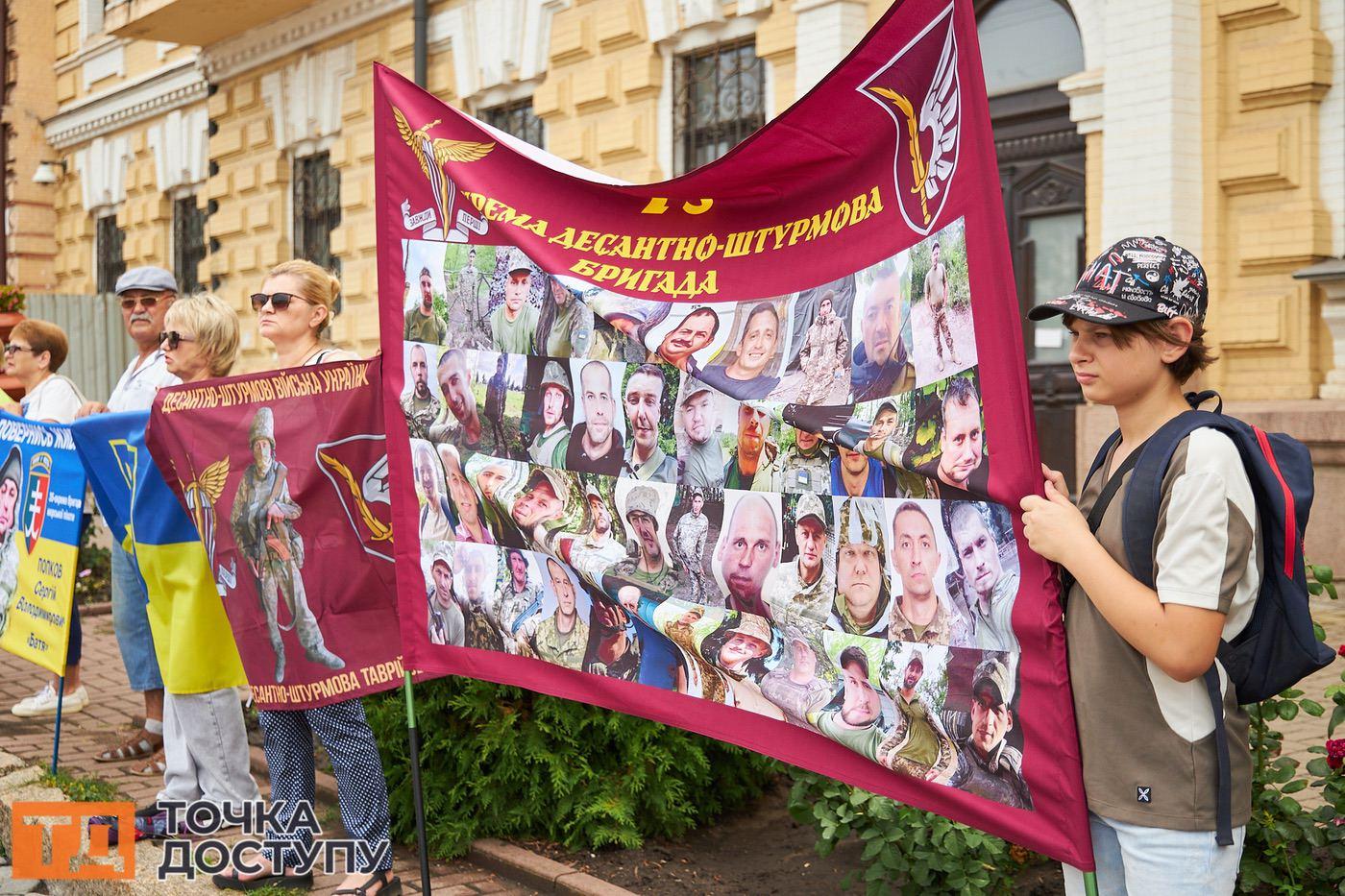 У Кропивницькому вшанували військовополонених і зниклих безвісти — на площі пройшла акція підтримки.