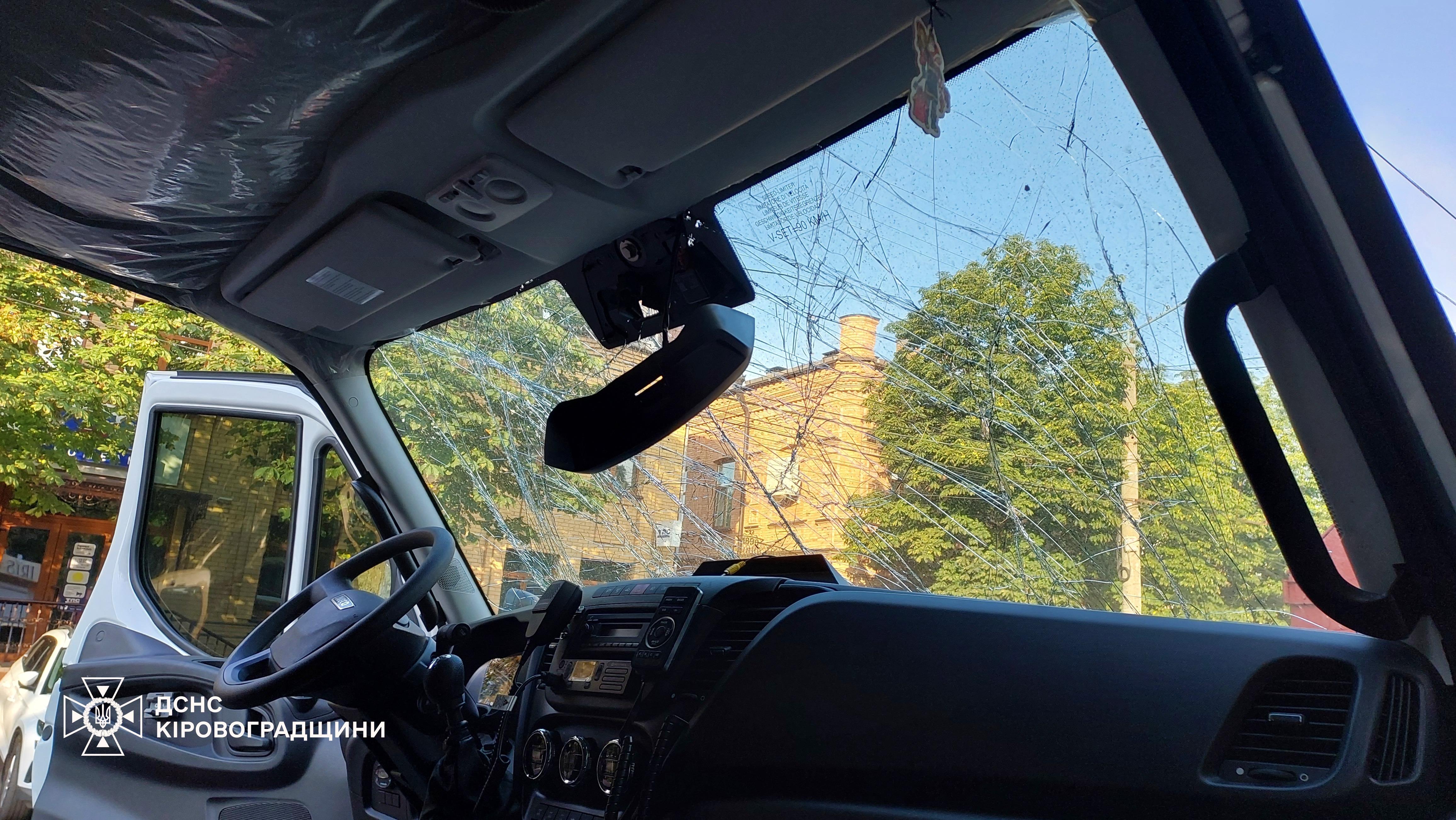 Пошкоджена будівля одного з підрозділів ДСНС 