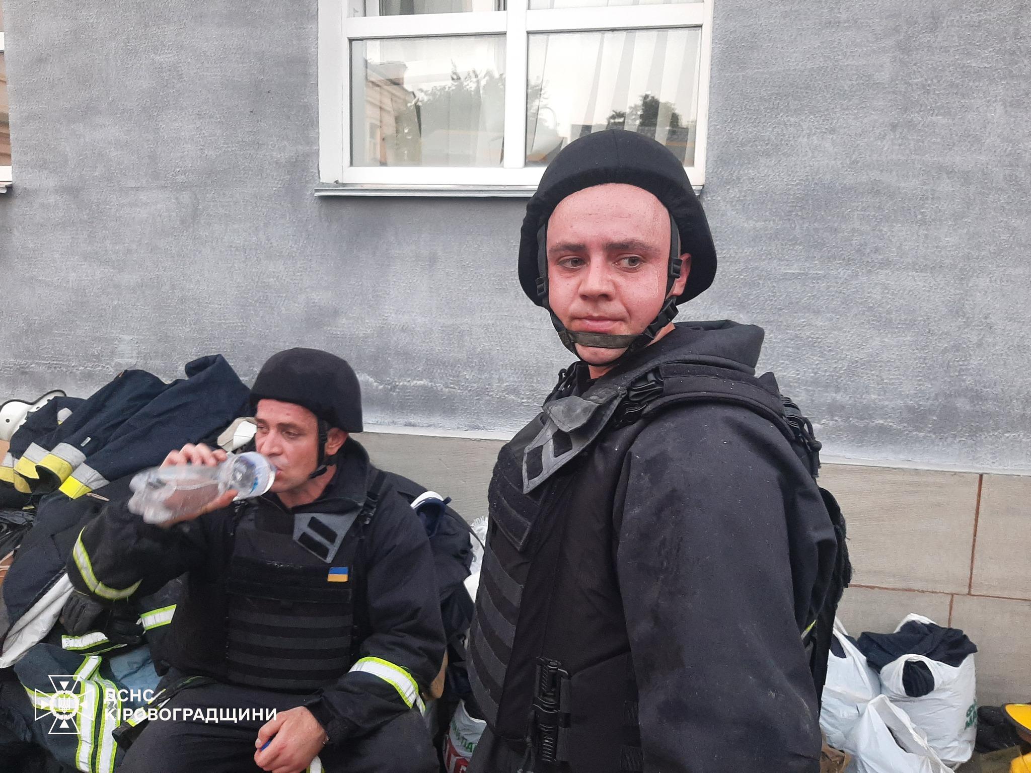Рятувальники гасять пожежу