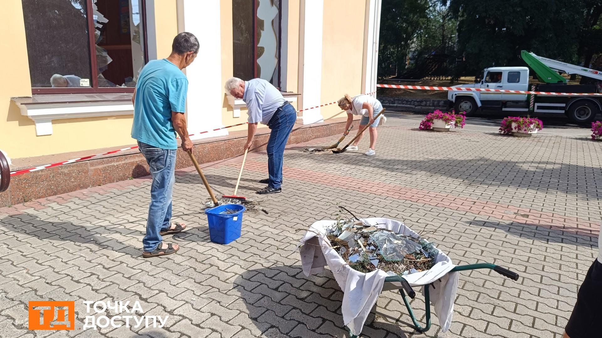 Усувають наслідки атаки в Кропивницькому