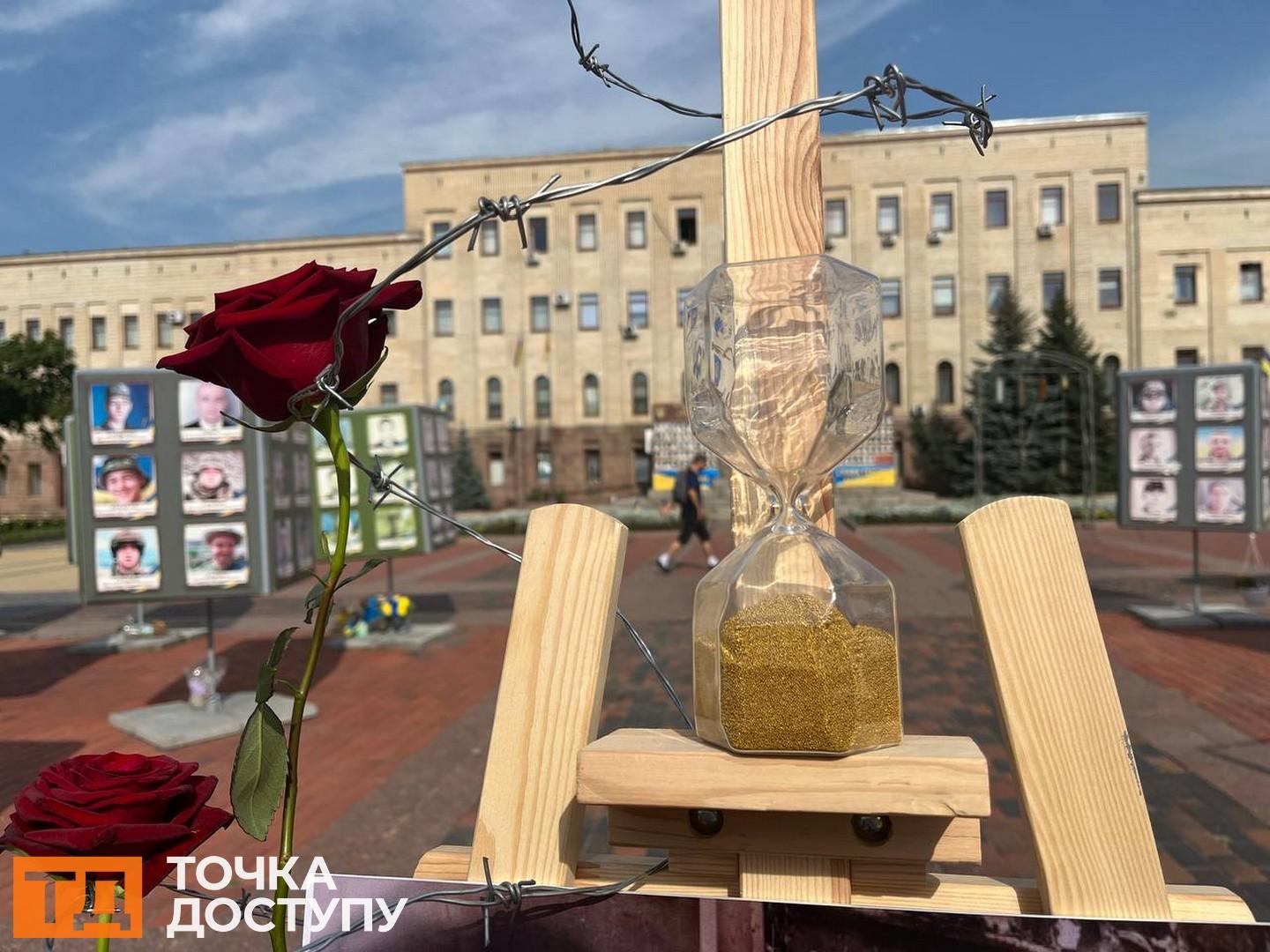  У Кропивницькому встановили інсталяцію пам’яті загиблих у полоні українців