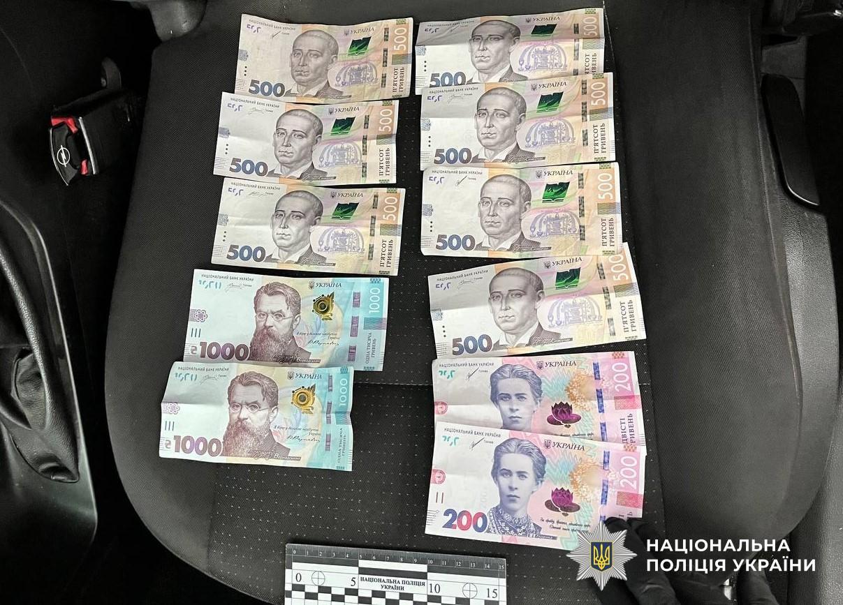  Партія наркотиків на мільйон гривень: у чоловіка на Кіровоградщині знайшли теплицю з коноплями