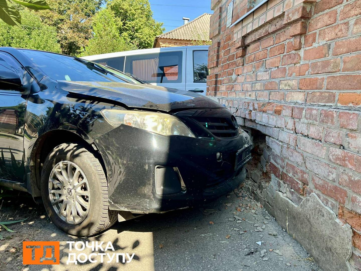 Авто влетіло в будинок
