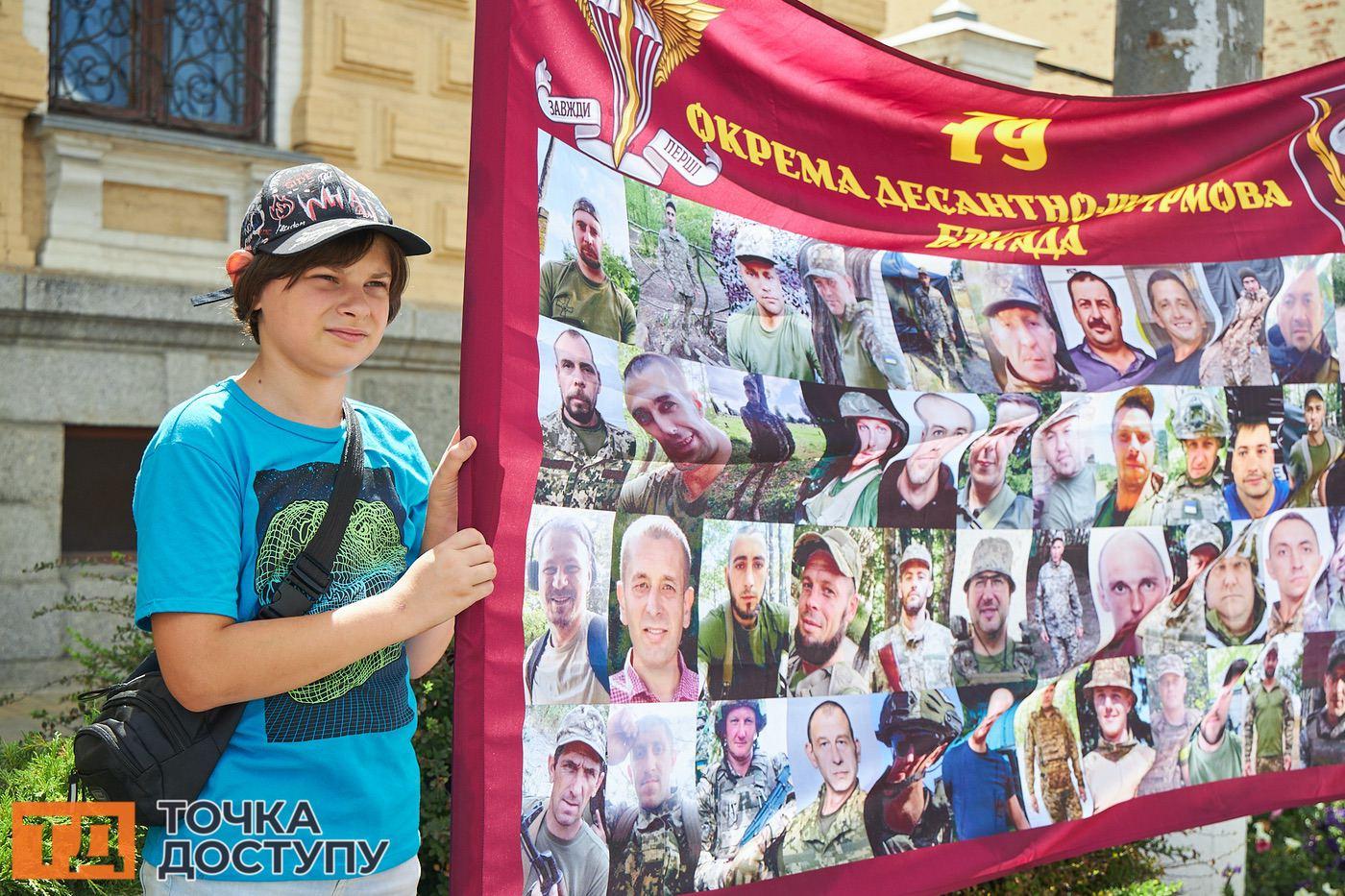 В обласному центрі вкотре зібралися містяни, щоб нагадати про тих, хто в полоні та зник безвісти.