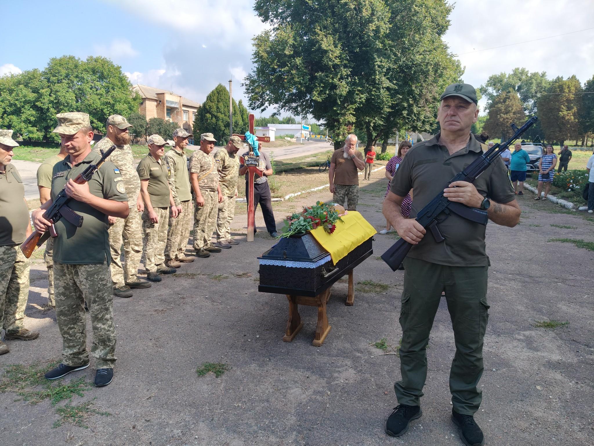 З військовим Едуардом Ананком попрощалися у громаді на Кіровоградщині