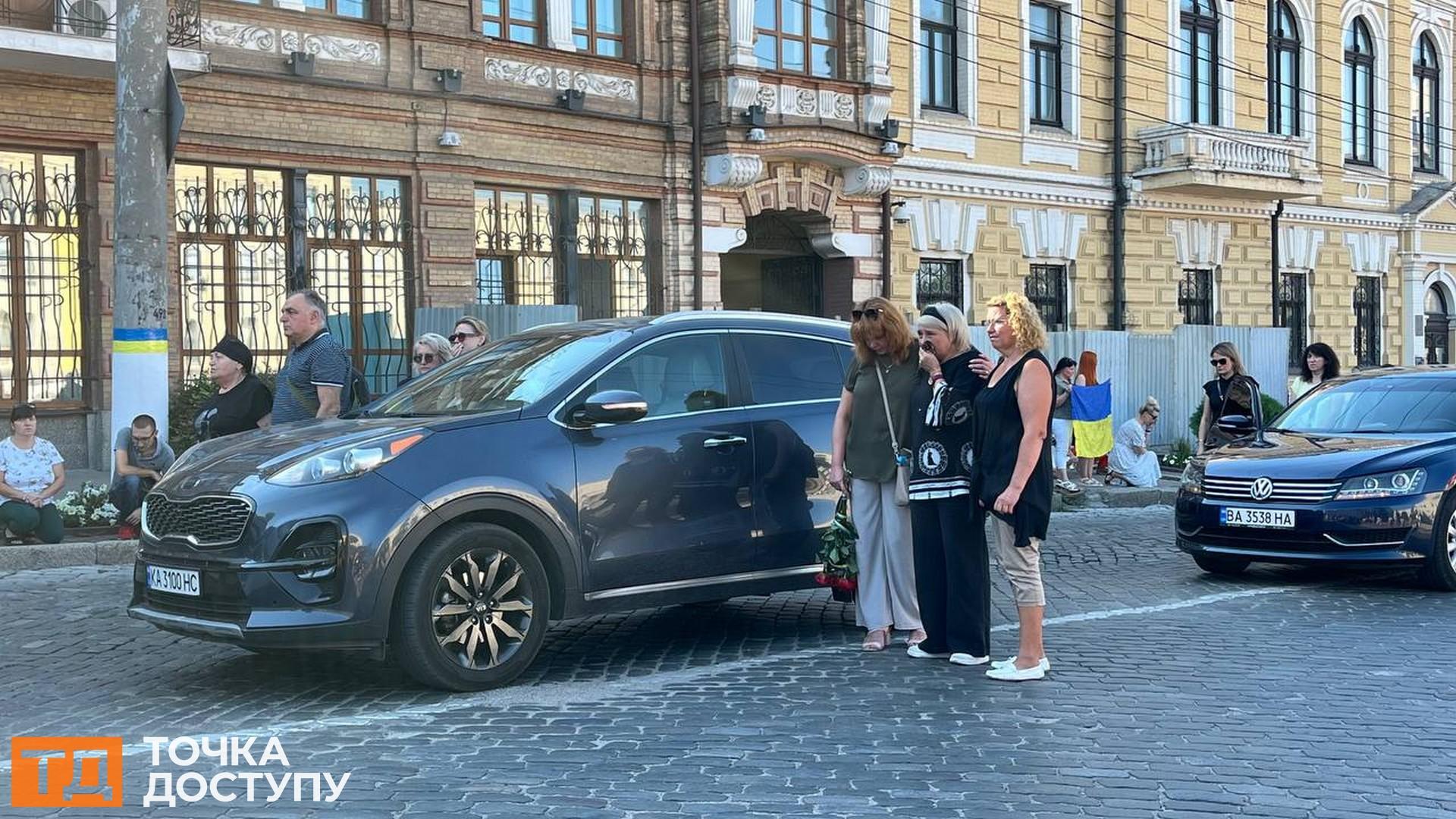 Кропивницький попрощався з військовим Сергієм Скороходом: в центрі міста зупинився траурний кортеж