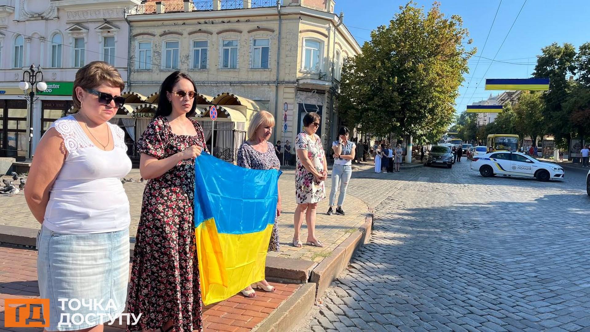 Кропивницький попрощався з військовим Сергієм Скороходом: в центрі міста зупинився траурний кортеж