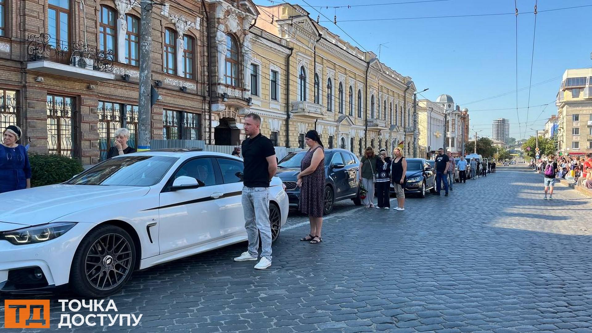 Кропивницький попрощався з військовим Сергієм Скороходом: в центрі міста зупинився траурний кортеж