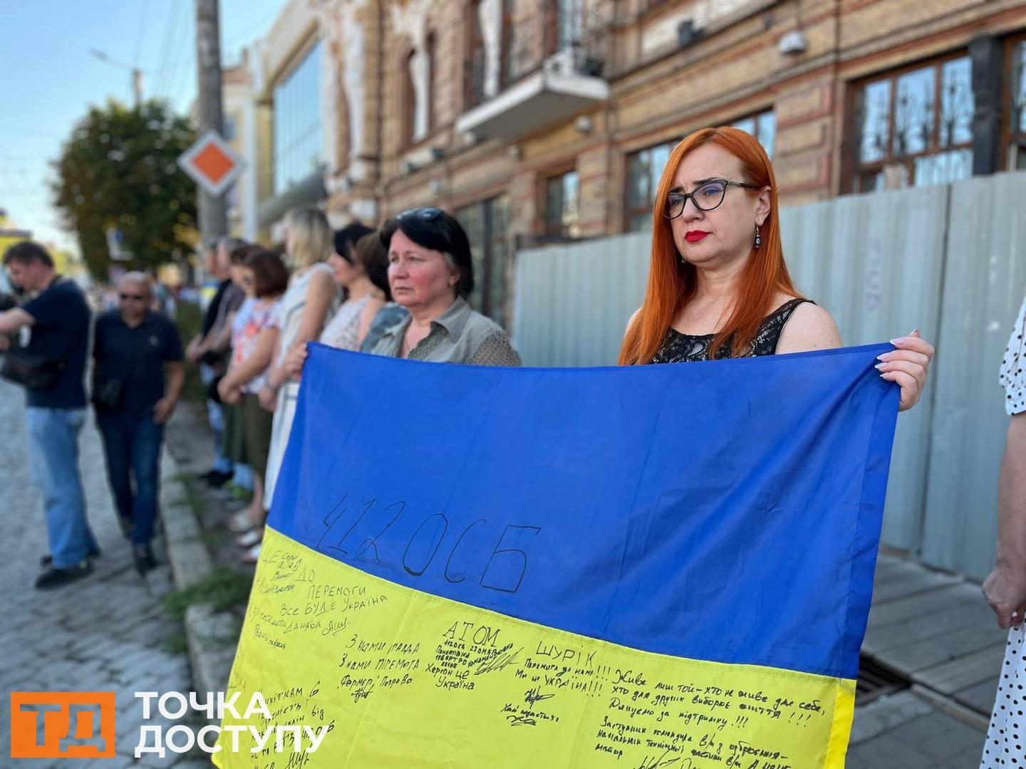Кропивницький попрощався з військовим Сергієм Скороходом: в центрі міста зупинився траурний кортеж