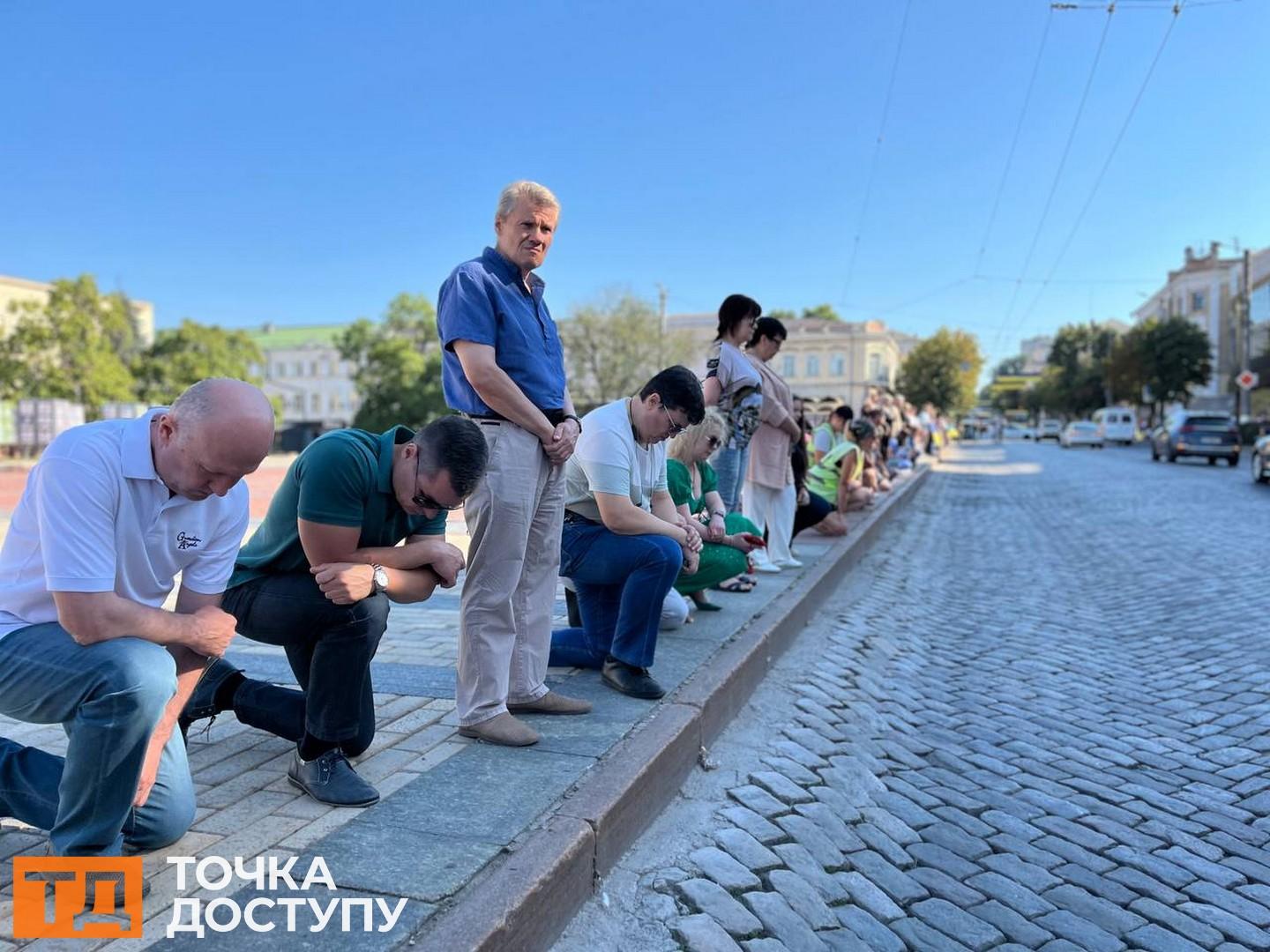 Кропивницький попрощався з військовим Сергієм Скороходом: в центрі міста зупинився траурний кортеж