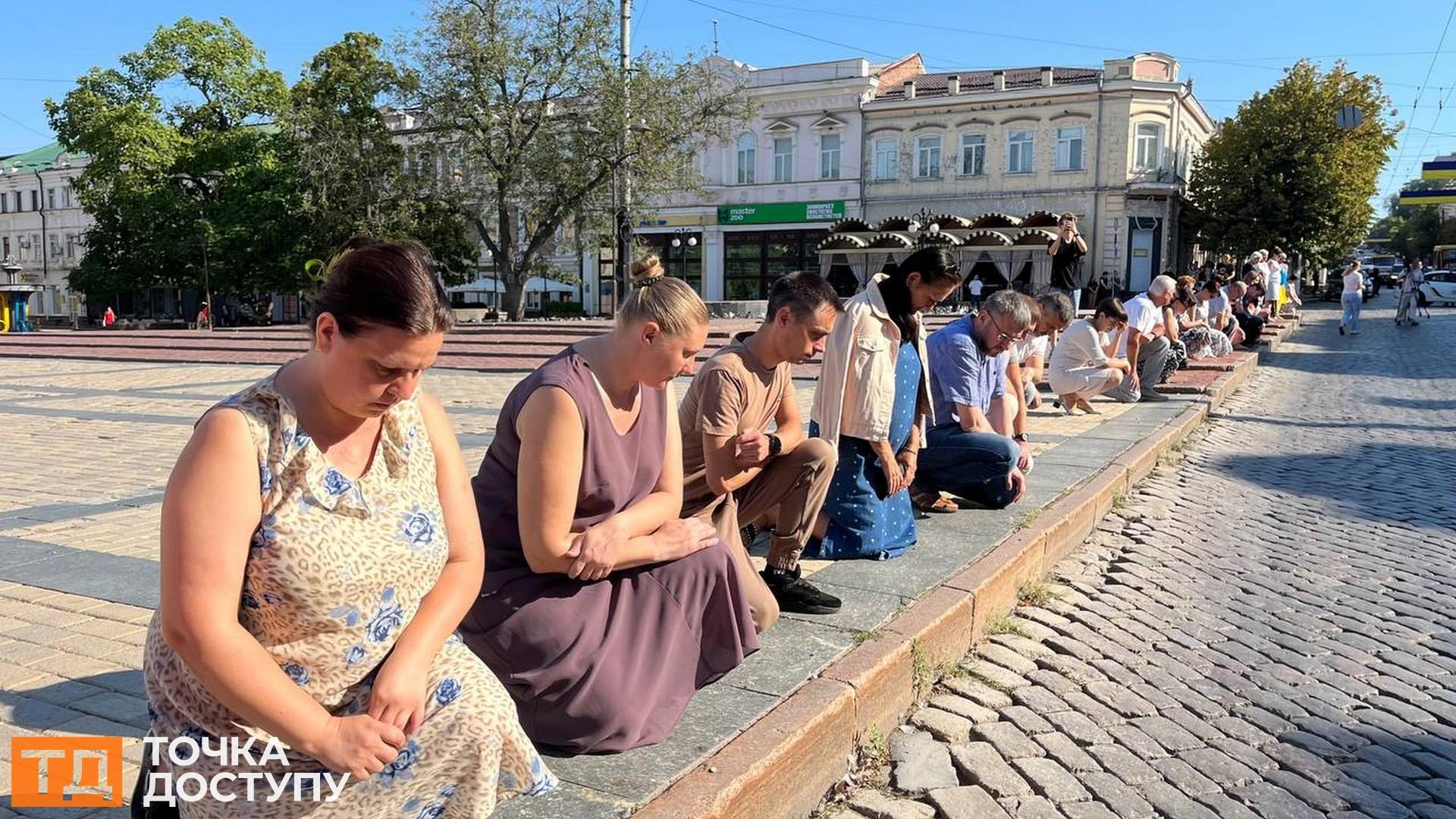 Кропивницький попрощався з військовим Сергієм Скороходом: в центрі міста зупинився траурний кортеж