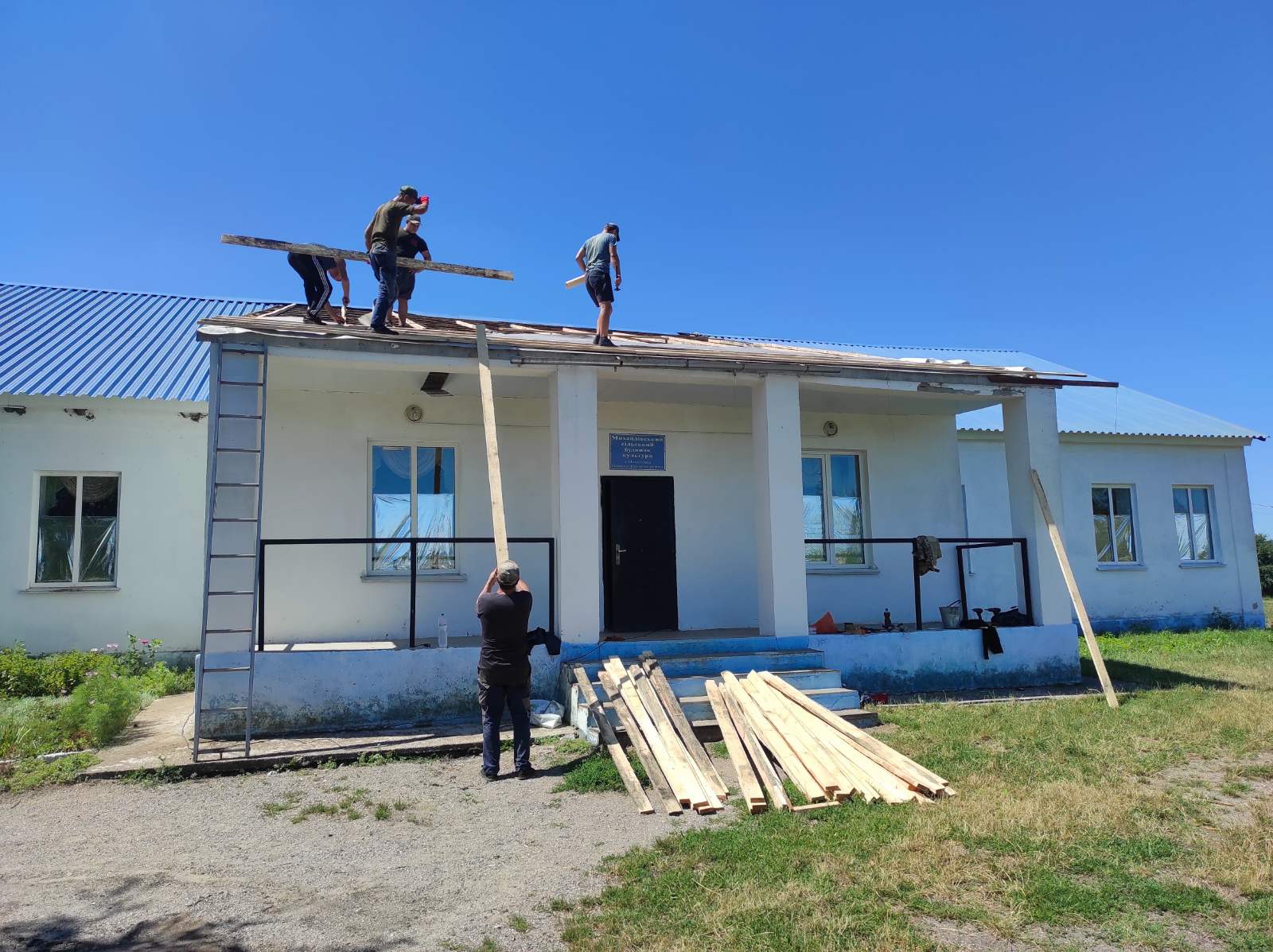 У Михайлівці на Кіровоградщині відремонтували дах місцевого будинку культури: витратили 50 тисяч
