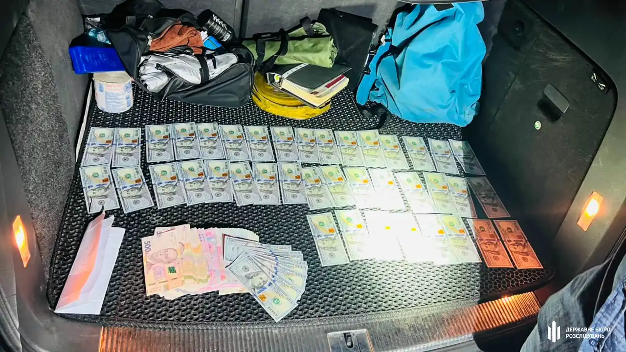 Допомагав "вирішити" питання з ТЦК: на Кіровоградщині затримали правоохоронця