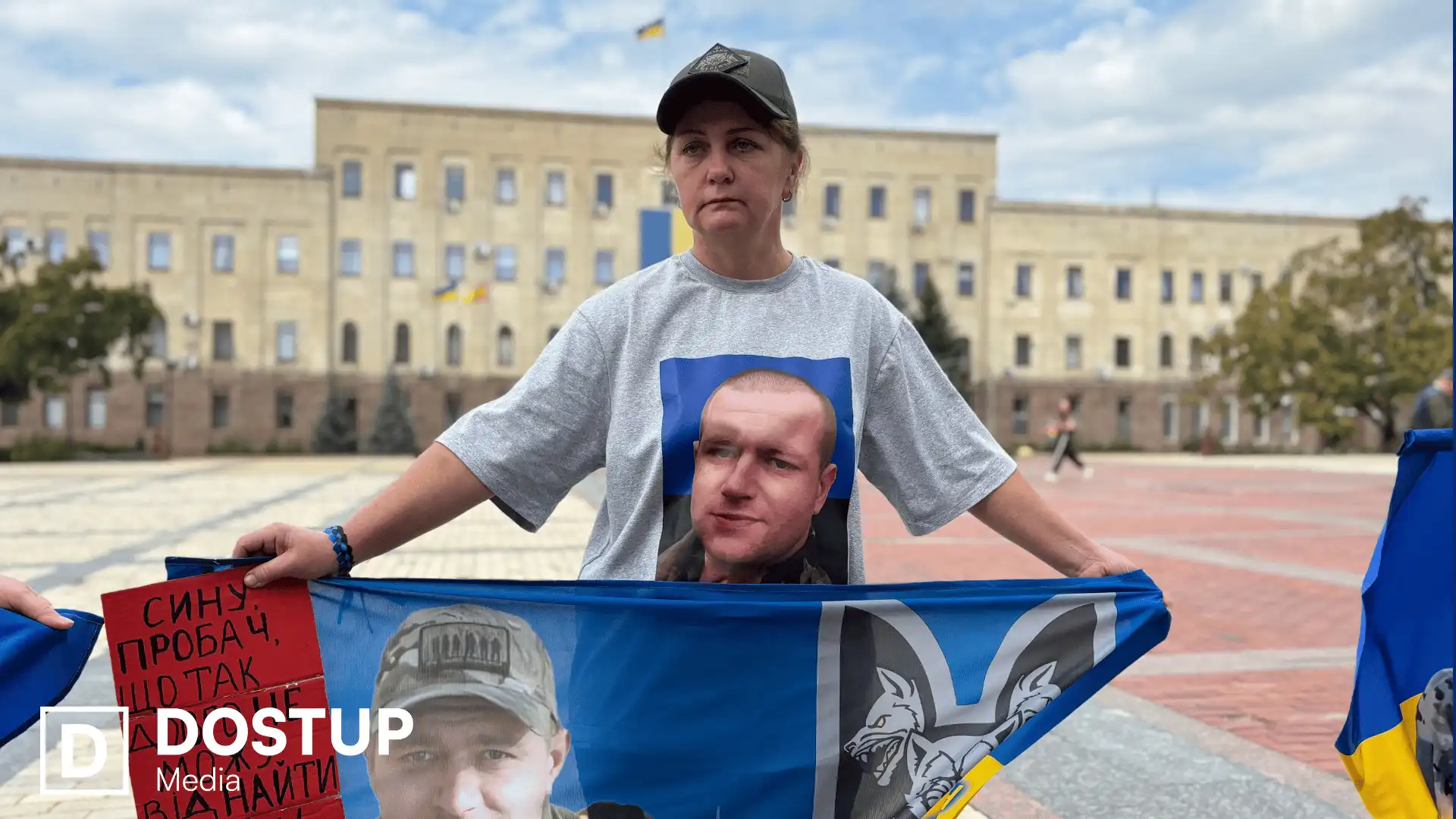 Ніна Кравченко на акції заради сина Максима Кравченка