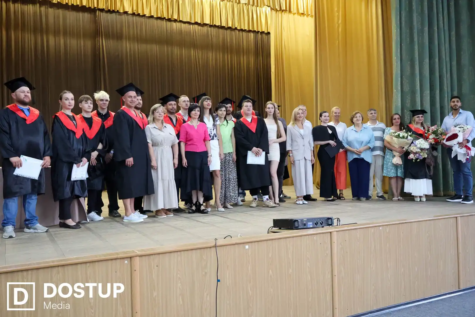 Випускникам кафедри економіки ЦНТУ в Кропивницькому вручили дипломи