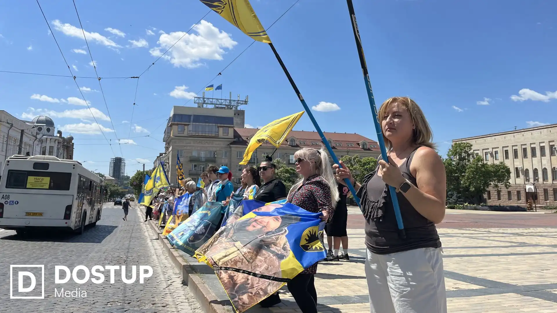 “Чекаємо і віримо в повернення”: у Кропивницькому рідні полонених і зниклих безвісти військових вийшли на акцію